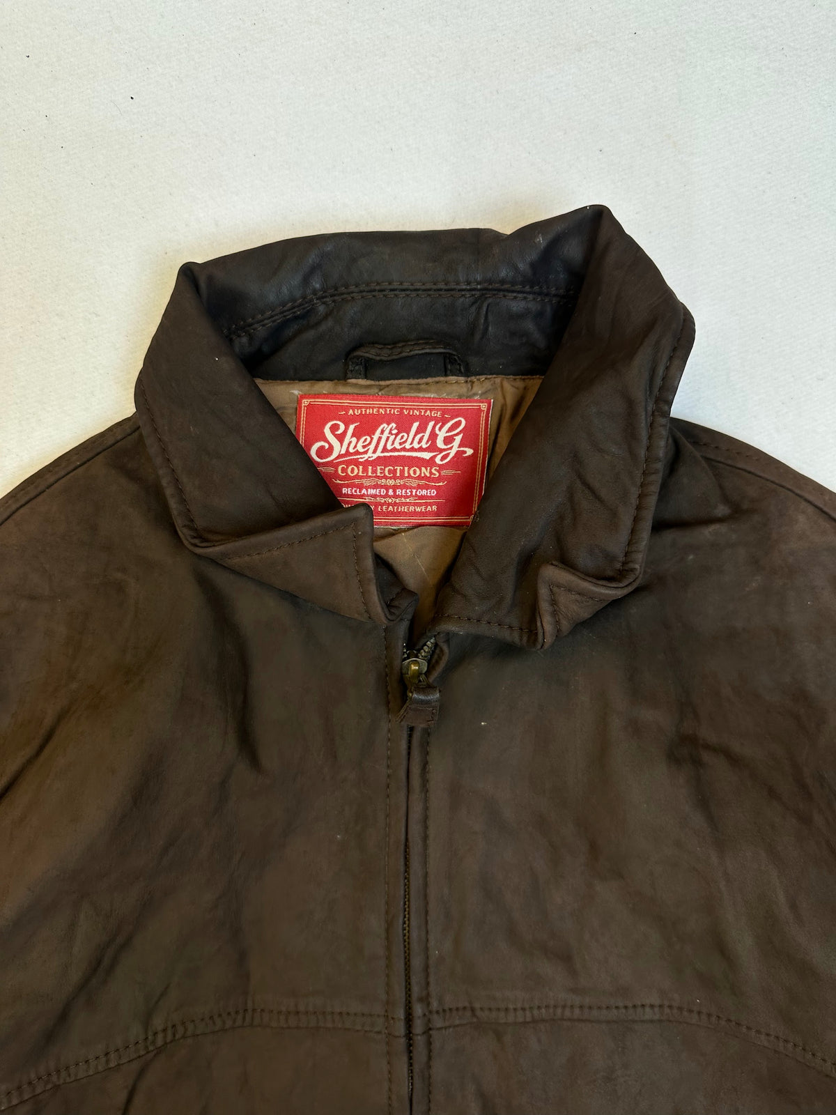 Collar and zip of the size XL brown leather vintage jacket, up close