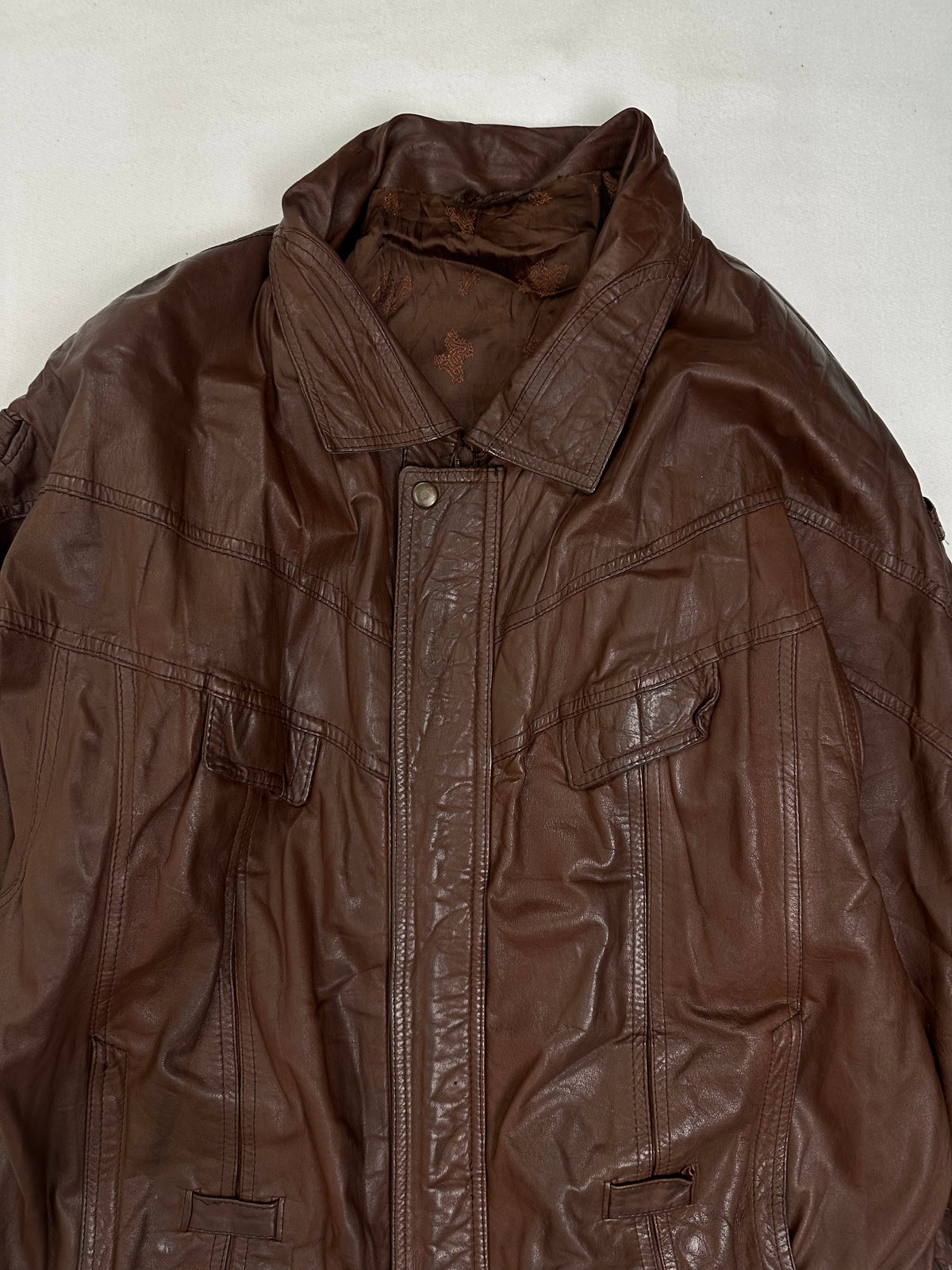 Collar and zip of the size XL burgundy leather vintage jacket, up close