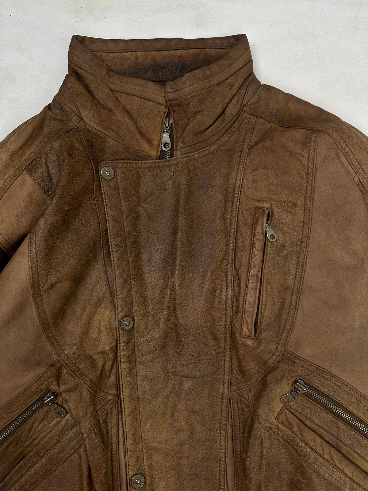 Collar and zip of the size XL brown leather flight jacket, up close