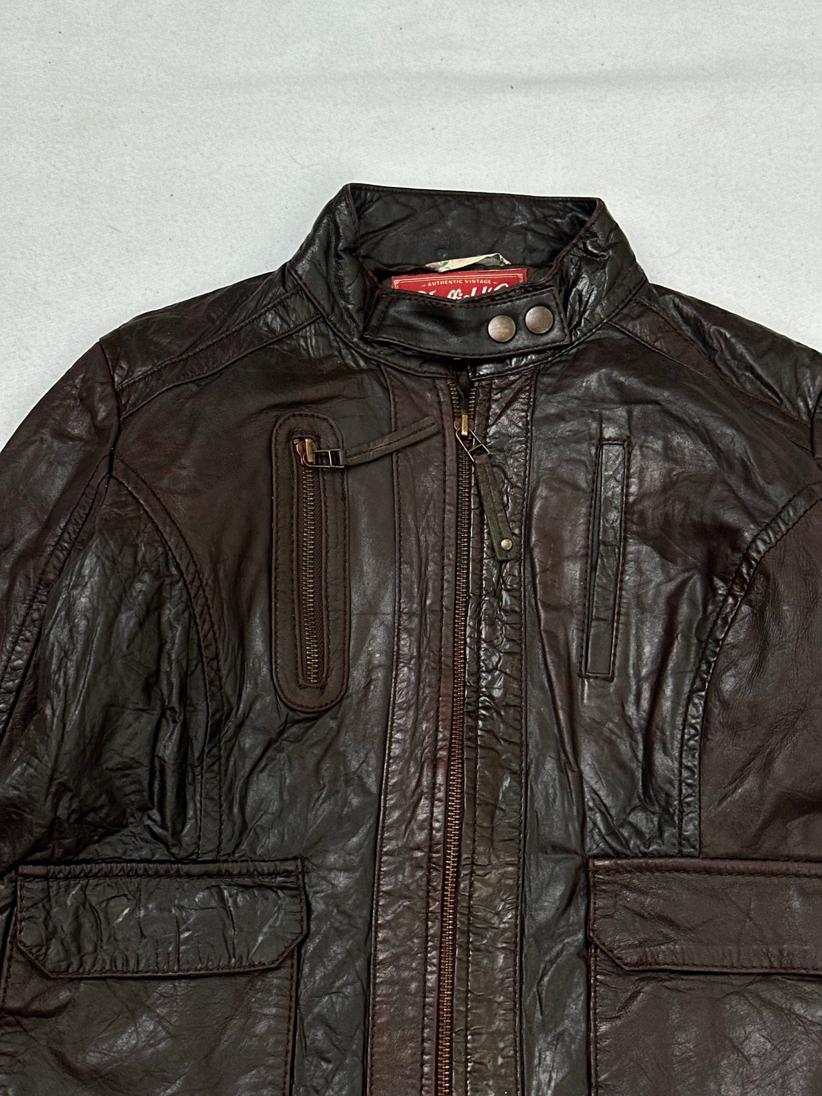 Collar and zip of the size XS brown leather cafe racer jacket, up close