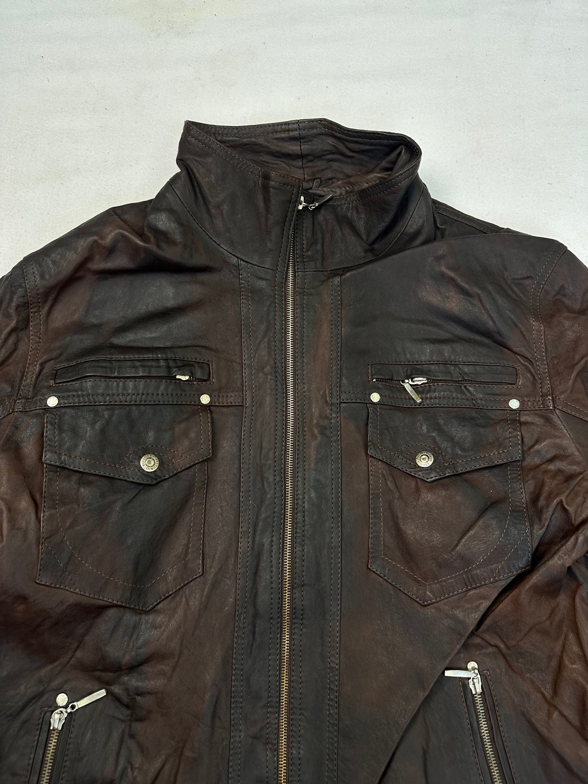 Collar and zip of the size L brown leather cafe racer jacket, up close