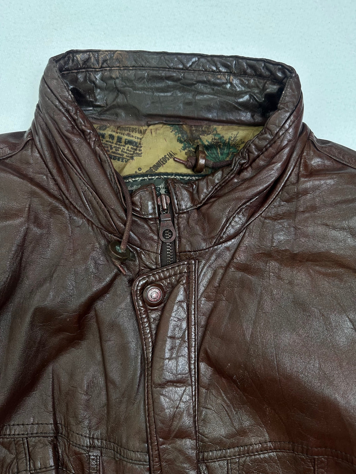 Collar and zip of the size L burgundy leather flight jacket, up close