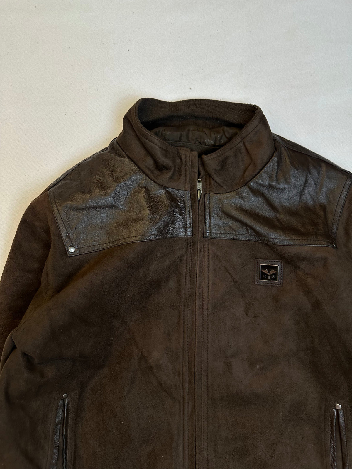 Collar and zip of the size L brown leather cafe racer jacket, up close
