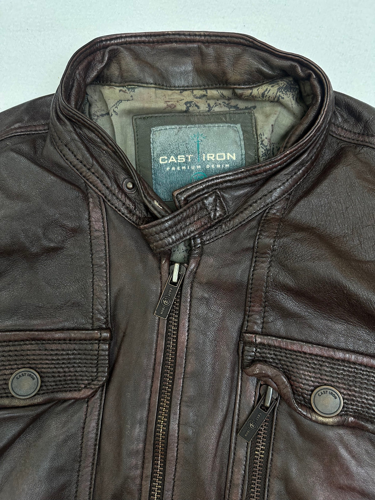 Collar and zip of the size L burgundy leather field jacket, up close