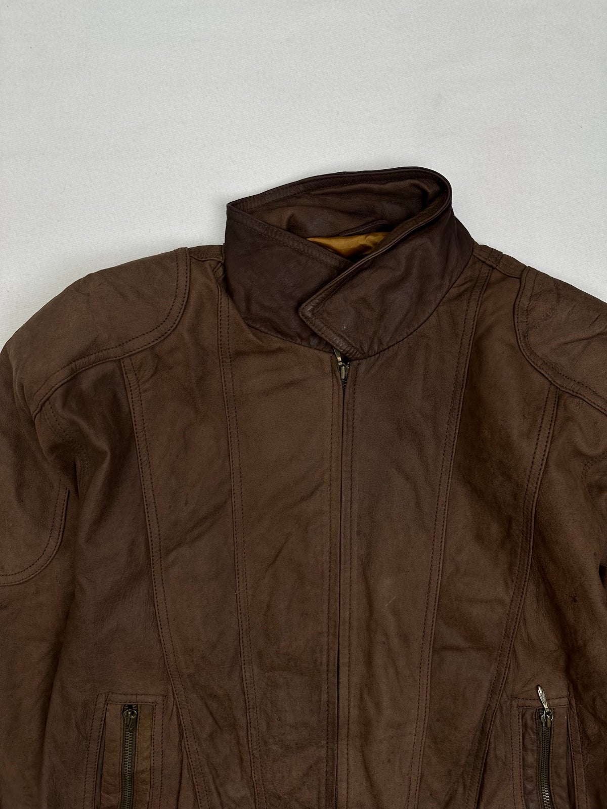 Collar and zip of the size L brown leather flight jacket, up close