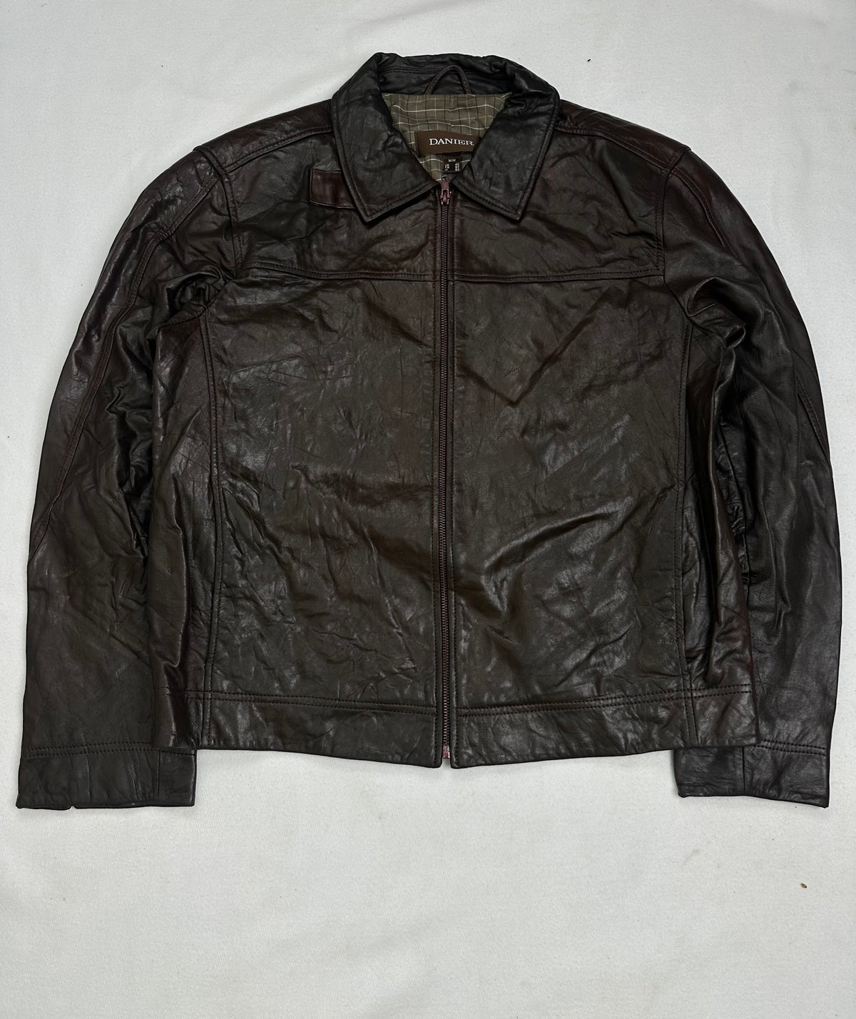 Soft pointed shirt collar lying flat over the centre zip