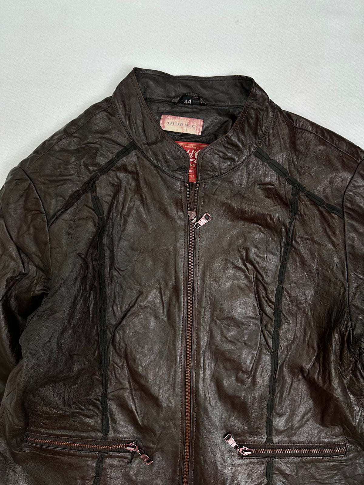 Collar and zip of the size S brown leather cafe racer jacket, up close
