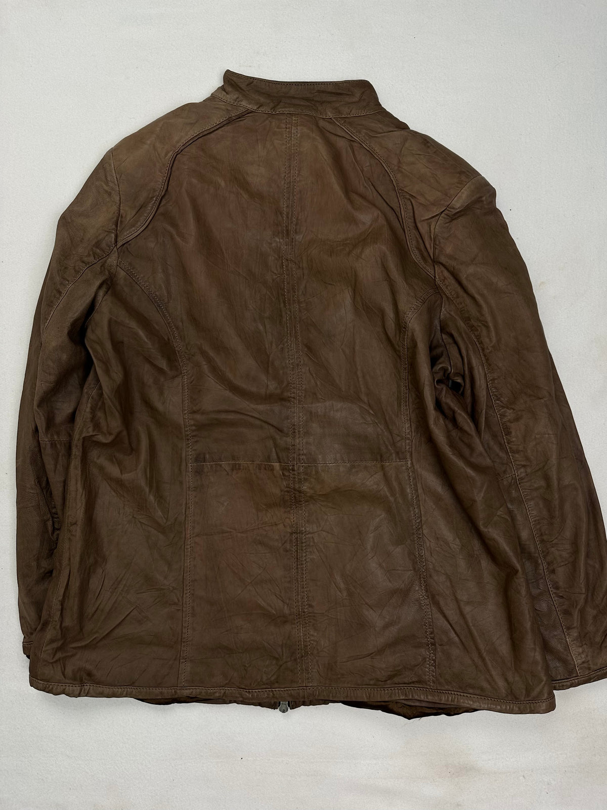Low leather band collar with its single snap tab at the throat