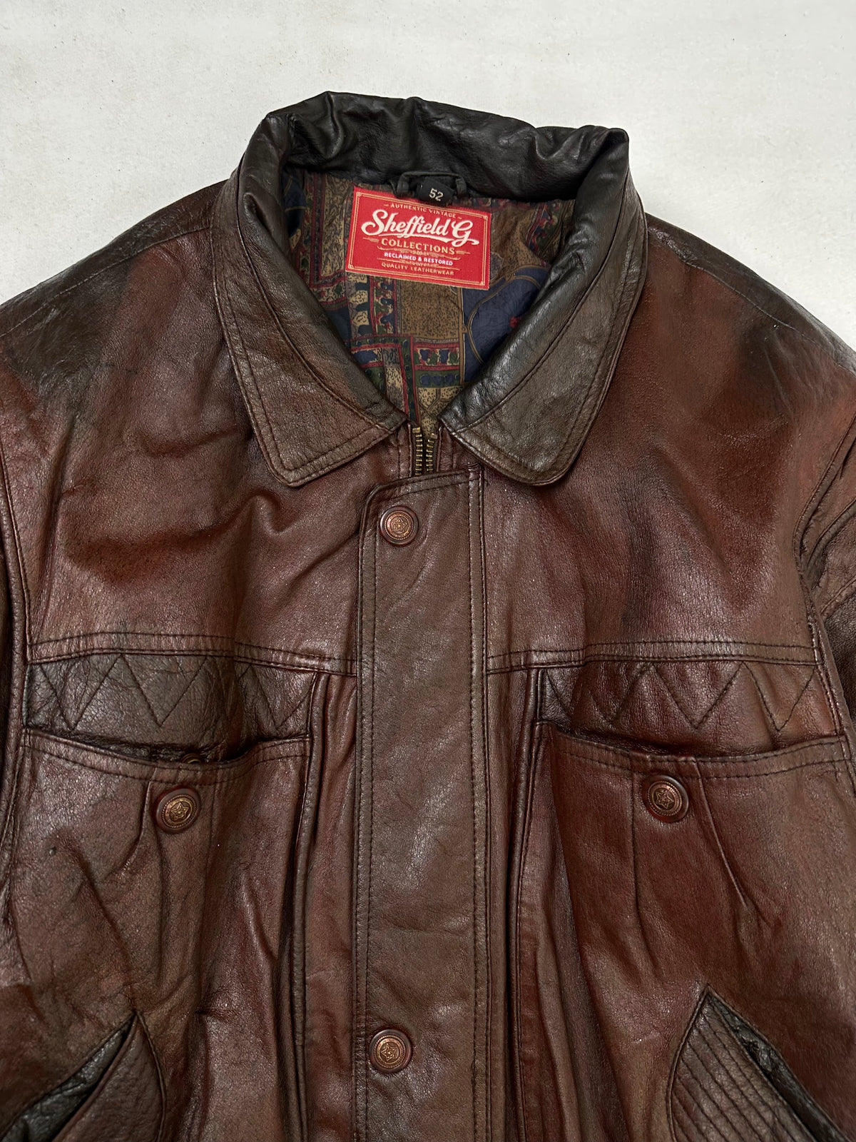 Collar and zip of the size L burgundy leather flight jacket, up close
