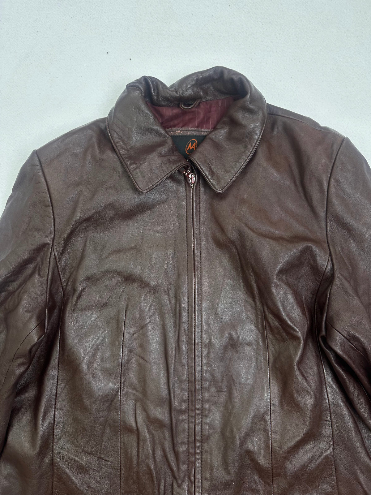 Collar and zip of the size L burgundy leather vintage jacket, up close