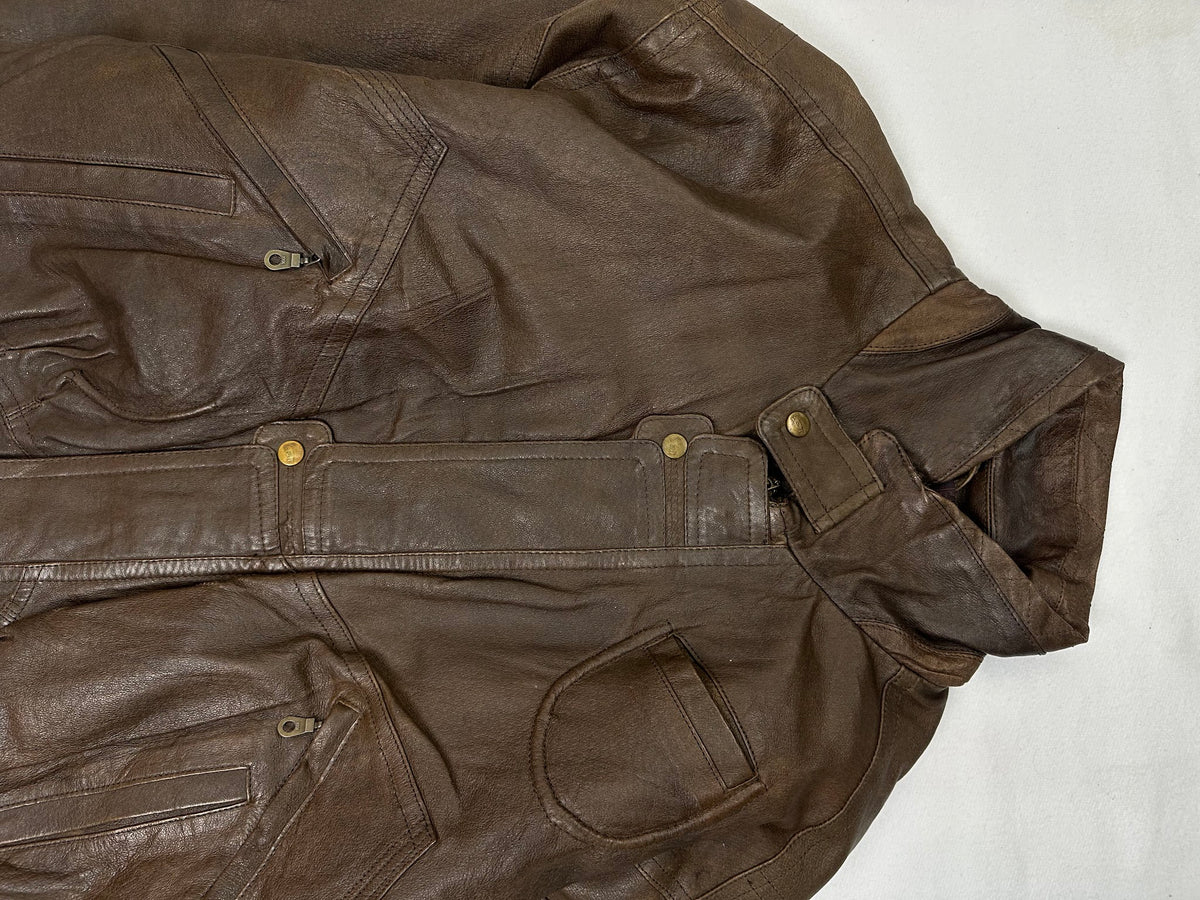 Rounded patch pocket at the chest between two angled zips