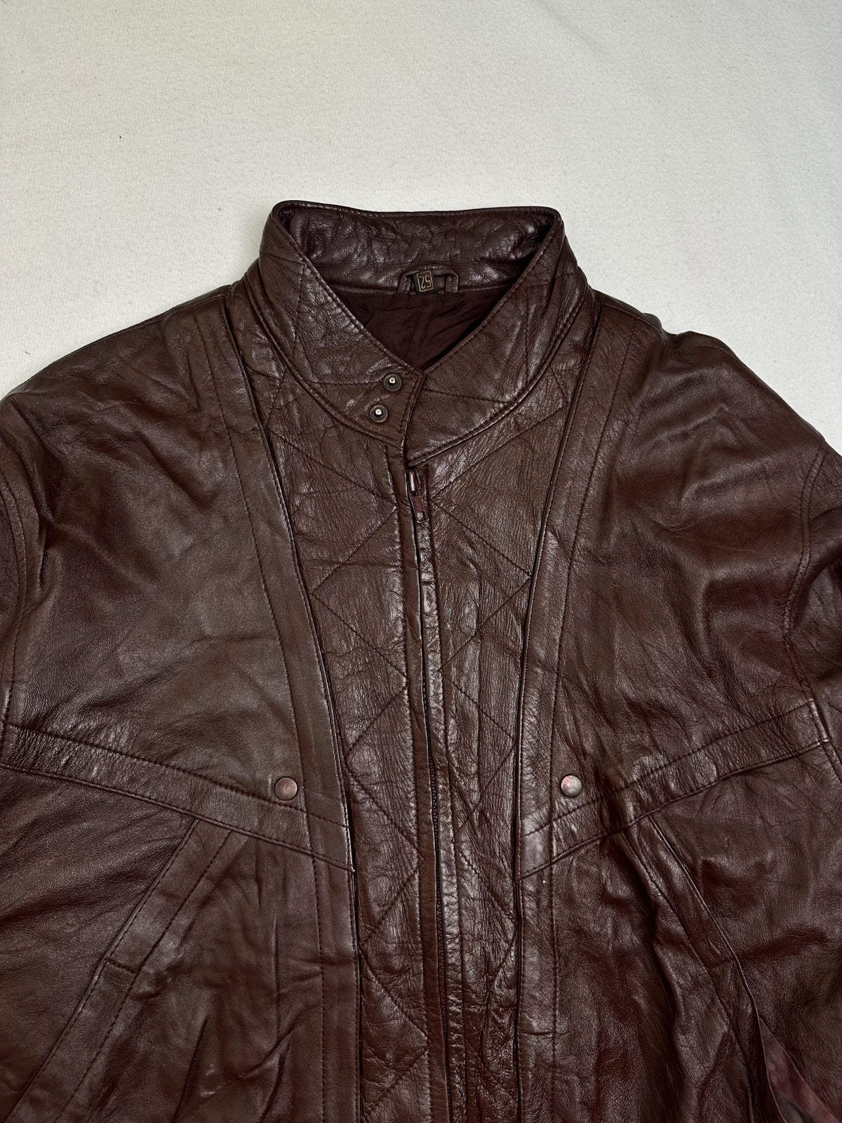 Collar and zip of the size L burgundy leather vintage jacket, up close
