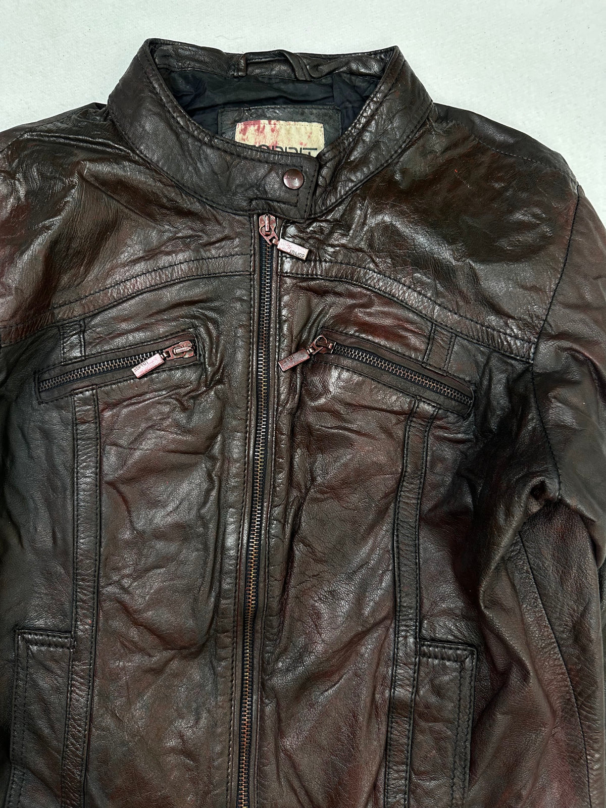Collar and zip of the size S burgundy leather cafe racer jacket, up close