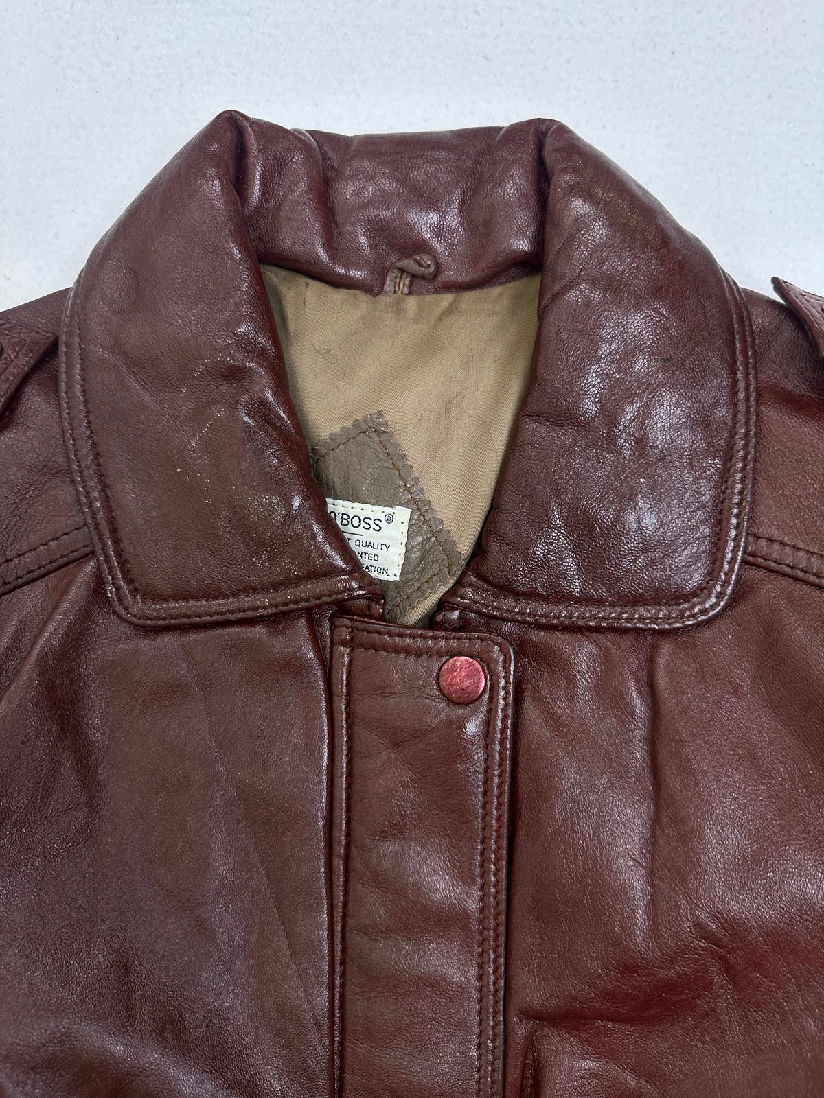 Collar and zip of the size L burgundy leather flight jacket, up close