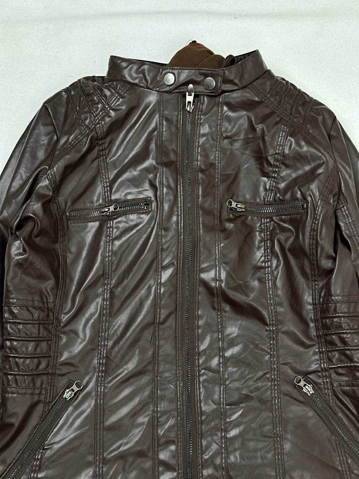 Collar and zip of the size M brown leather hooded jacket, up close