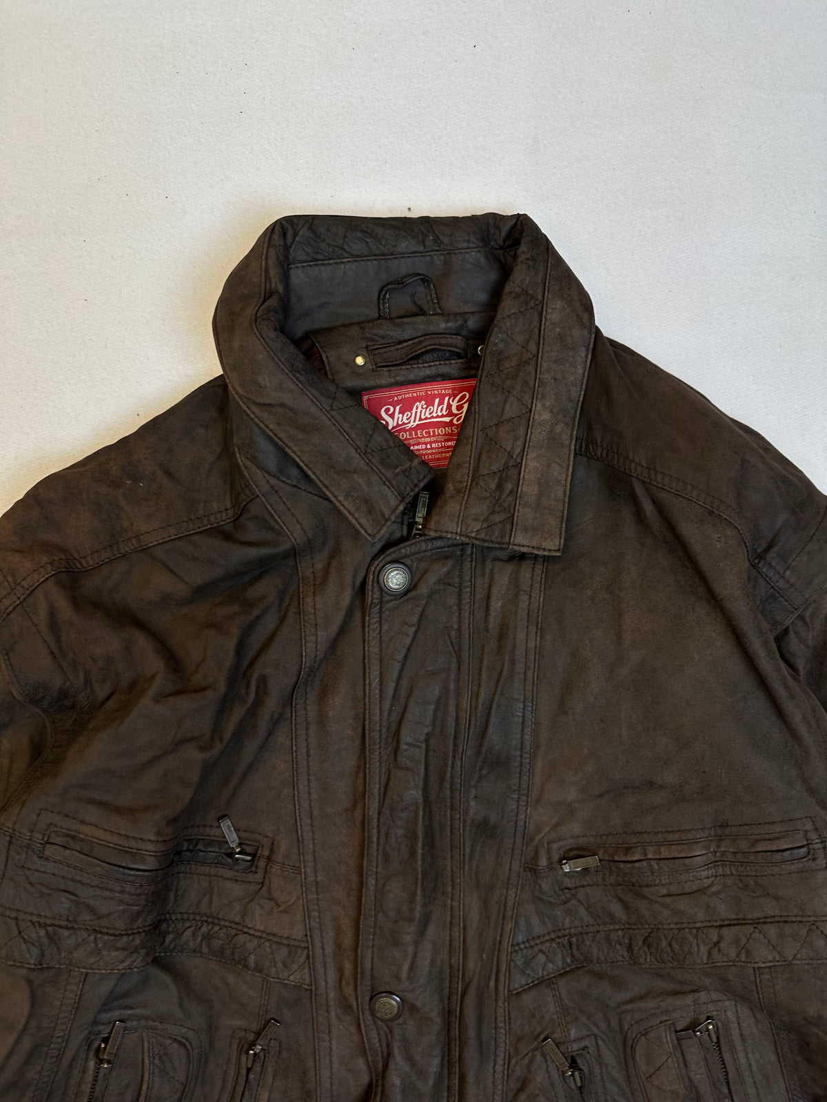 Collar and zip of the size L brown leather flight jacket, up close