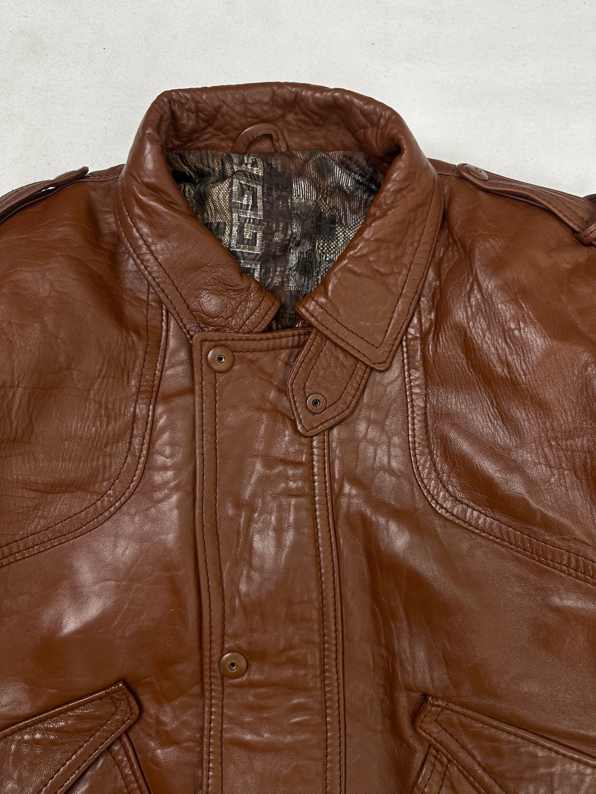 Collar and zip of the size L brown leather flight jacket, up close