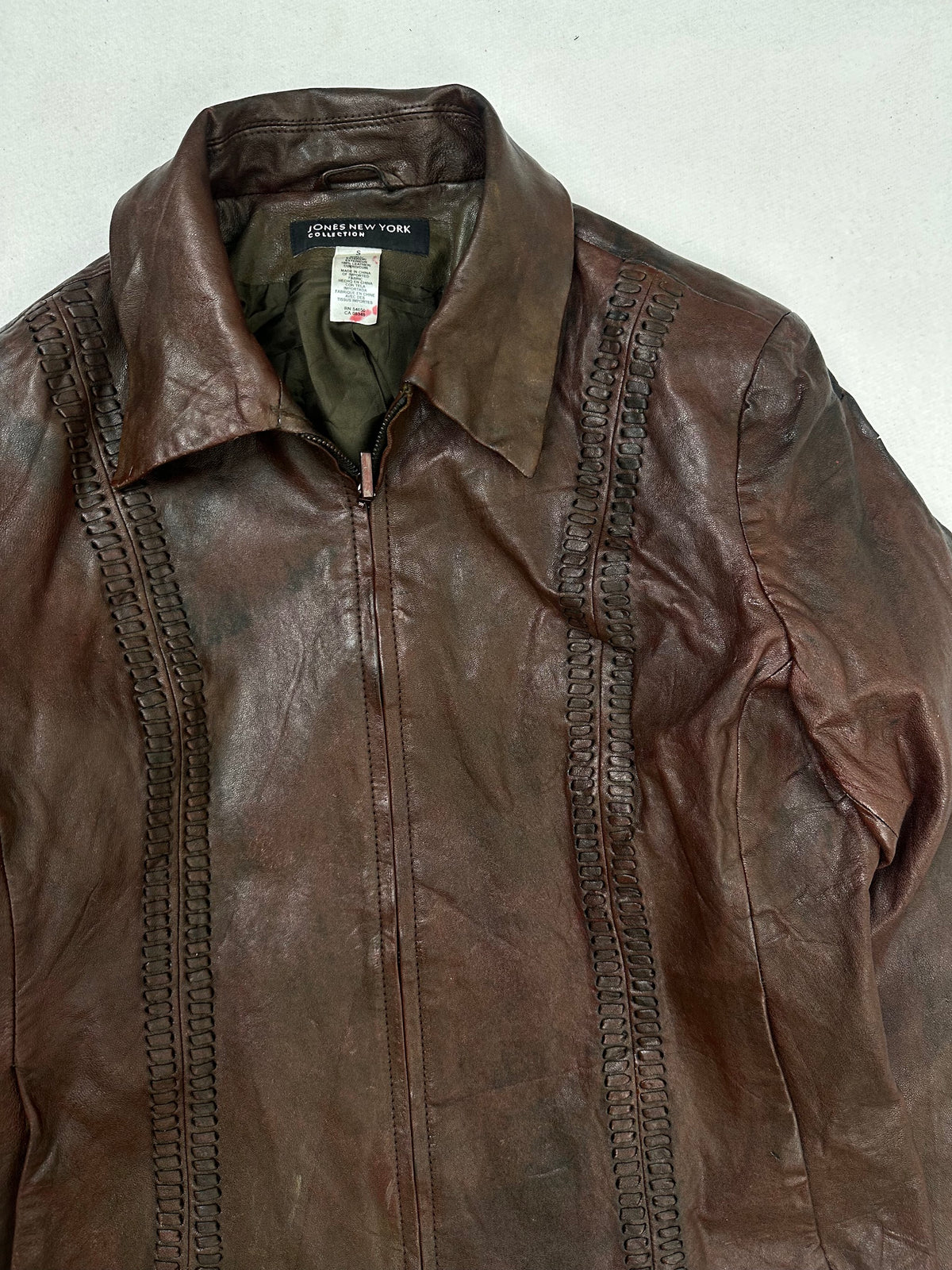 Collar and zip of the size S burgundy leather vintage jacket, up close