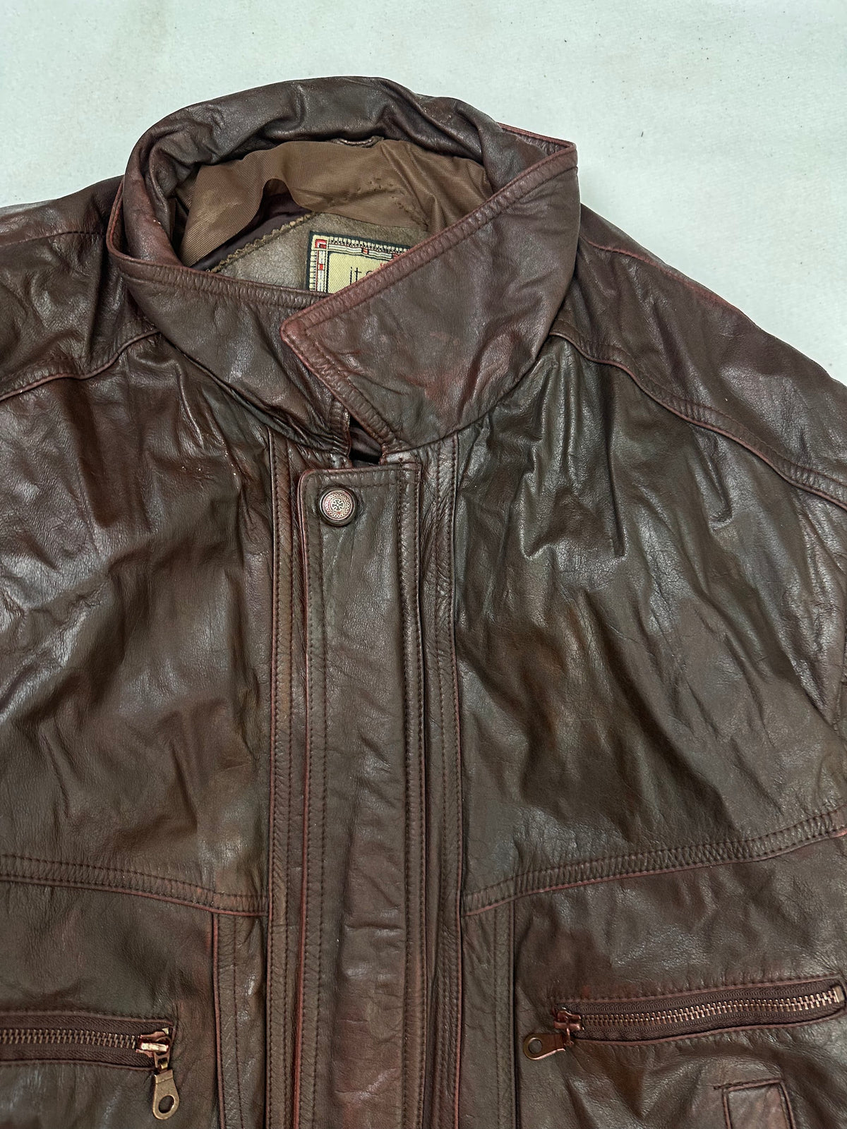 Collar and zip of the size L burgundy leather flight jacket, up close