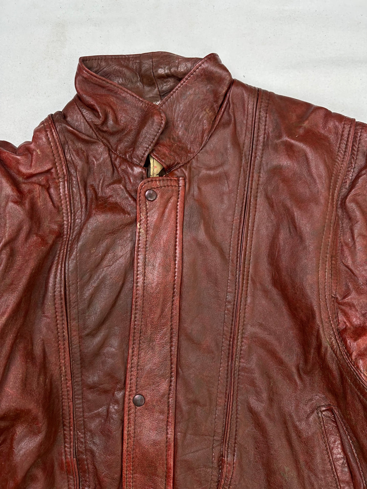 Collar and zip of the size L burgundy leather flight jacket, up close