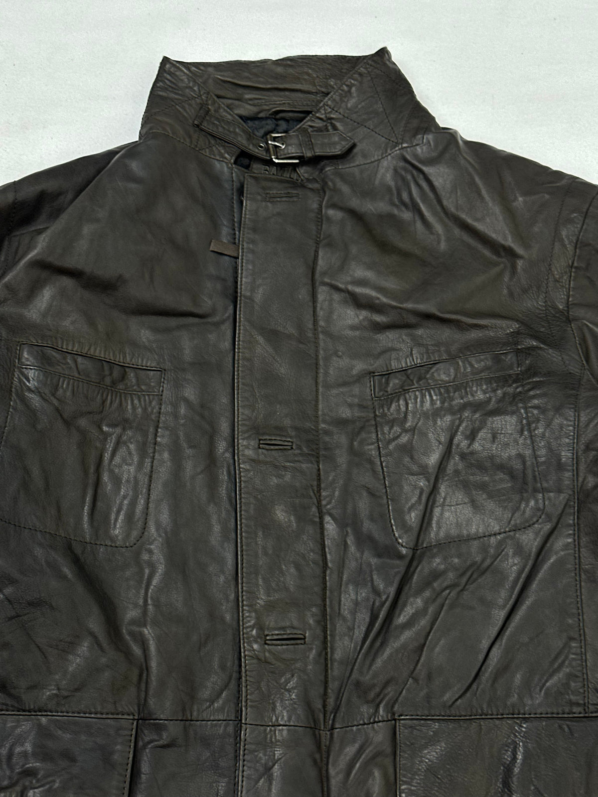 Collar and zip of the size XL brown leather field jacket, up close