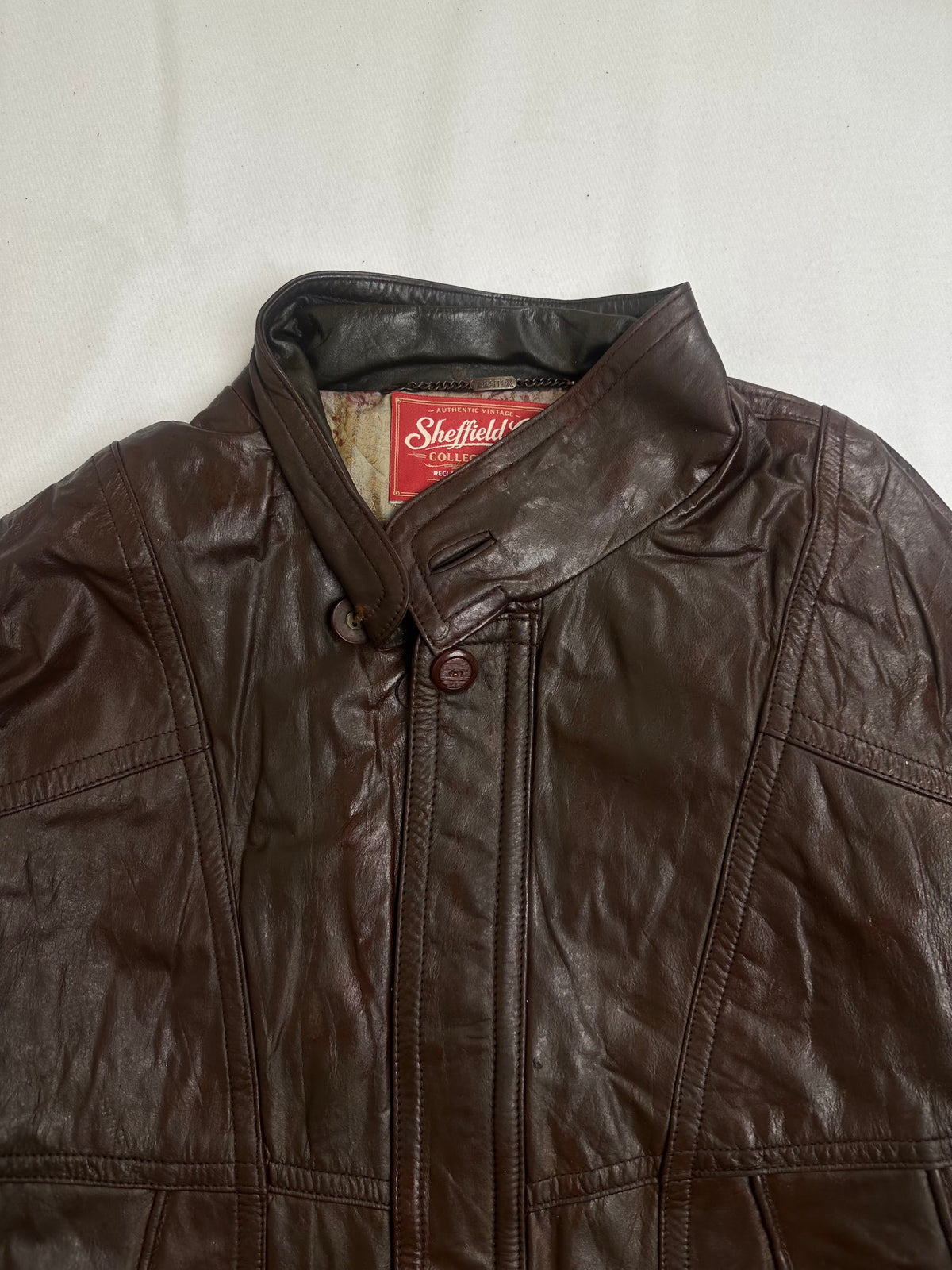 Slanted welt hand pocket beside the shirred leather waist