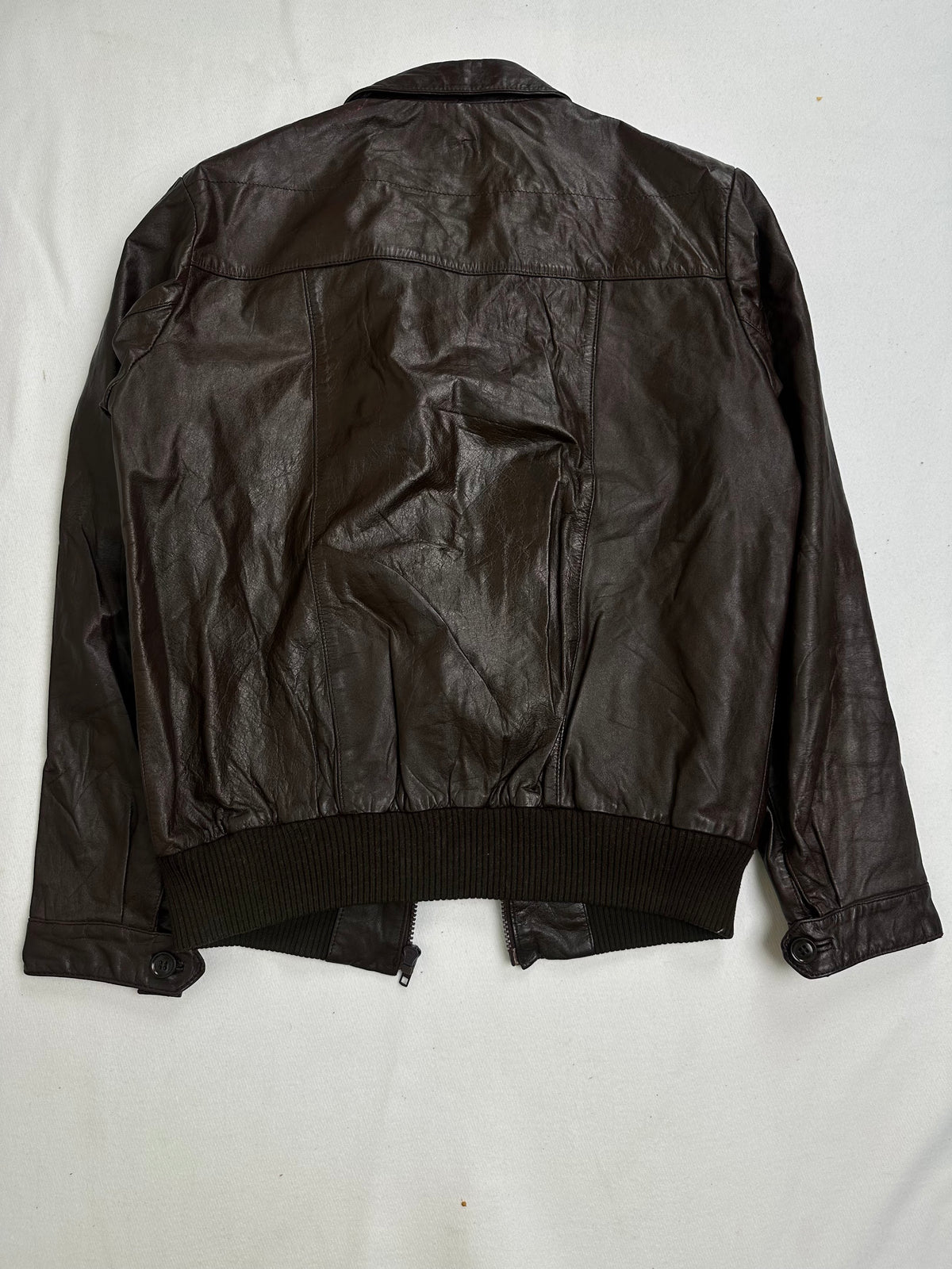 Pointed shirt collar turning down over the centre zip
