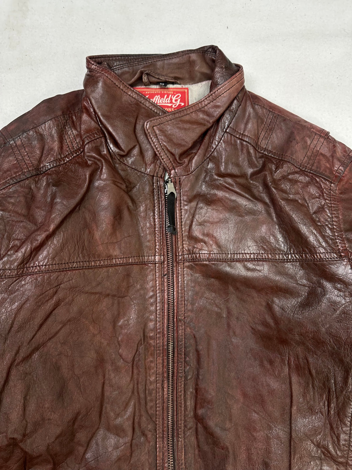 Collar and zip of the size L burgundy leather vintage jacket, up close