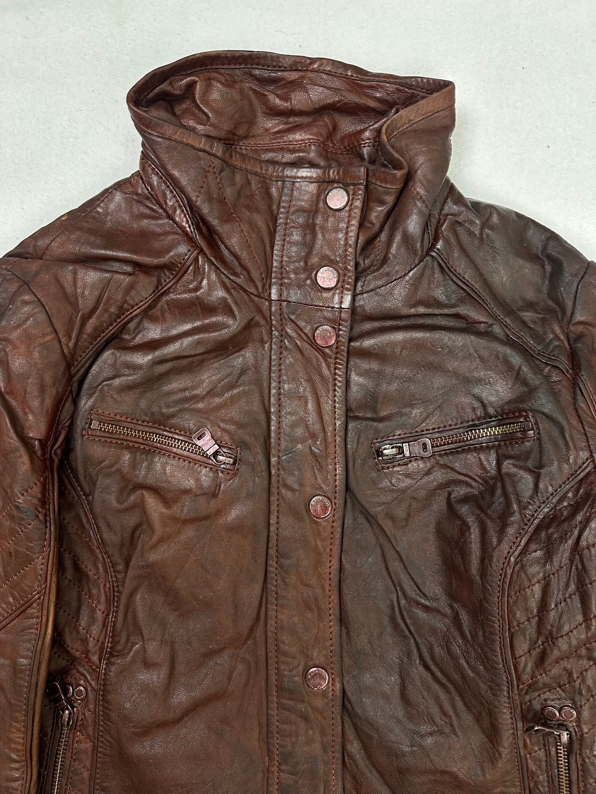 Collar and zip of the size S burgundy leather cafe racer jacket, up close