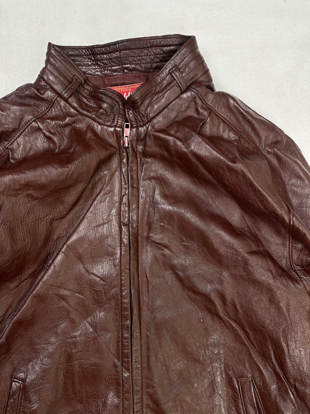 Collar and zip of the size L burgundy leather cafe racer jacket, up close