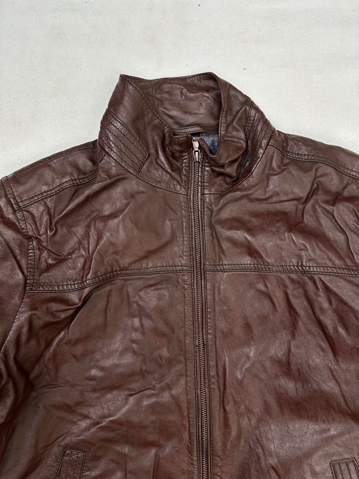 Collar and zip of the size L burgundy leather cafe racer jacket, up close