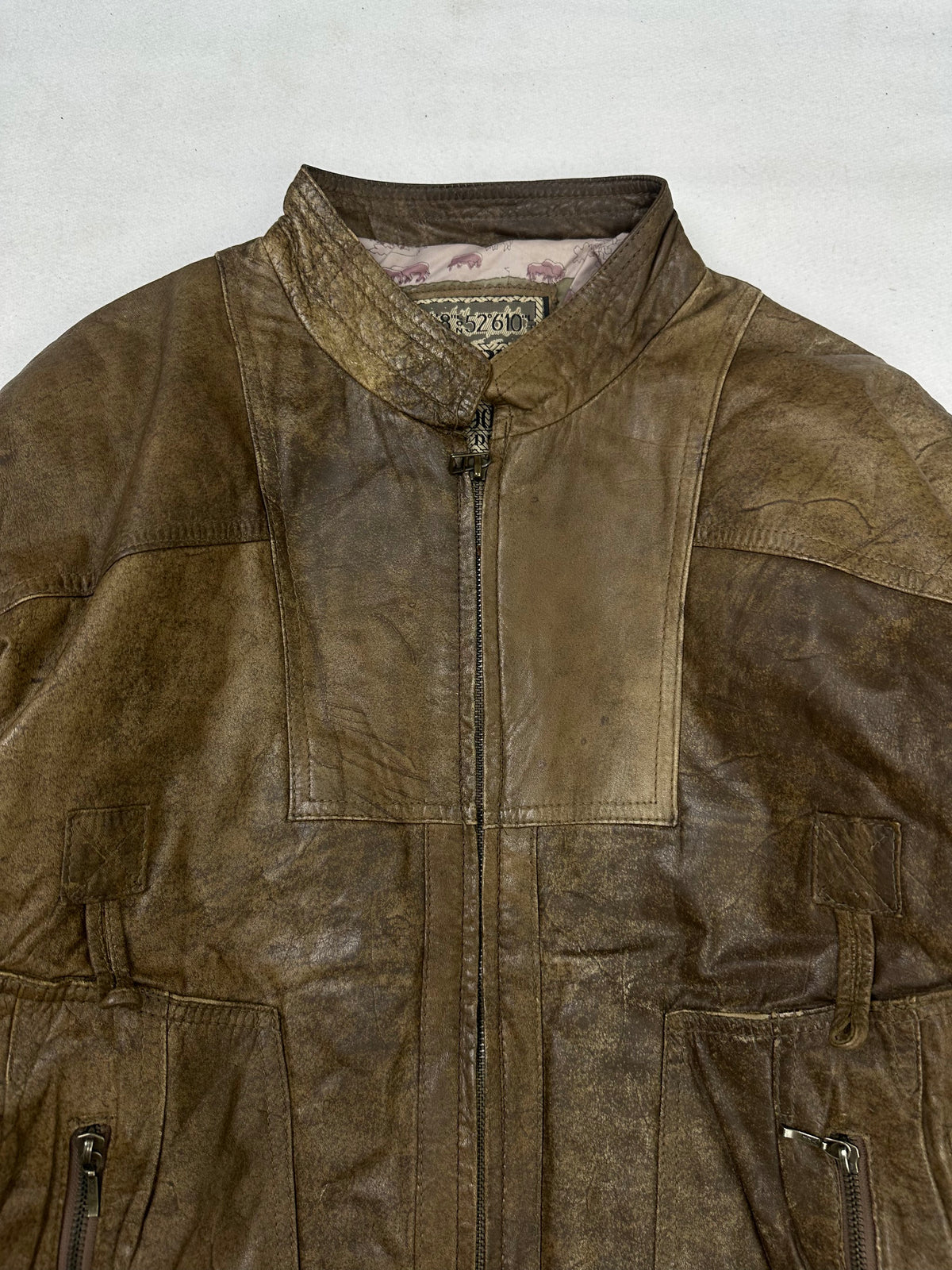 Collar and zip of the size L brown leather cafe racer jacket, up close