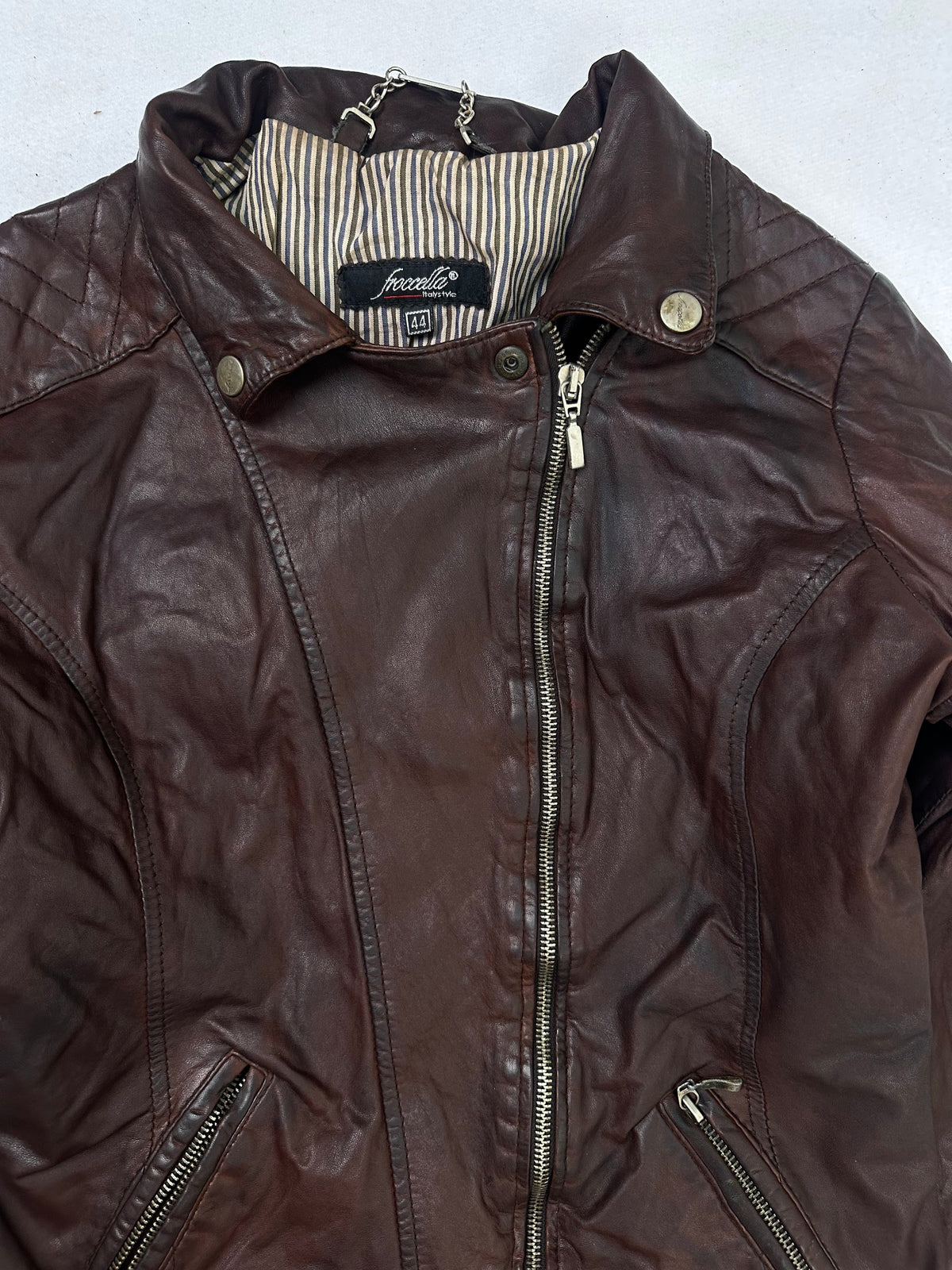 Collar and zip of the size S burgundy leather biker jacket, up close