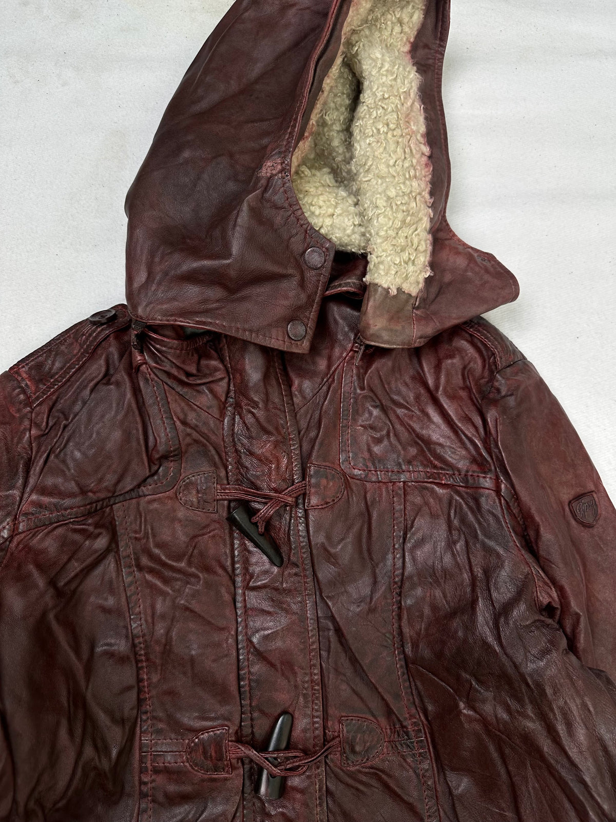 Collar and zip of the size L burgundy leather hooded jacket, up close
