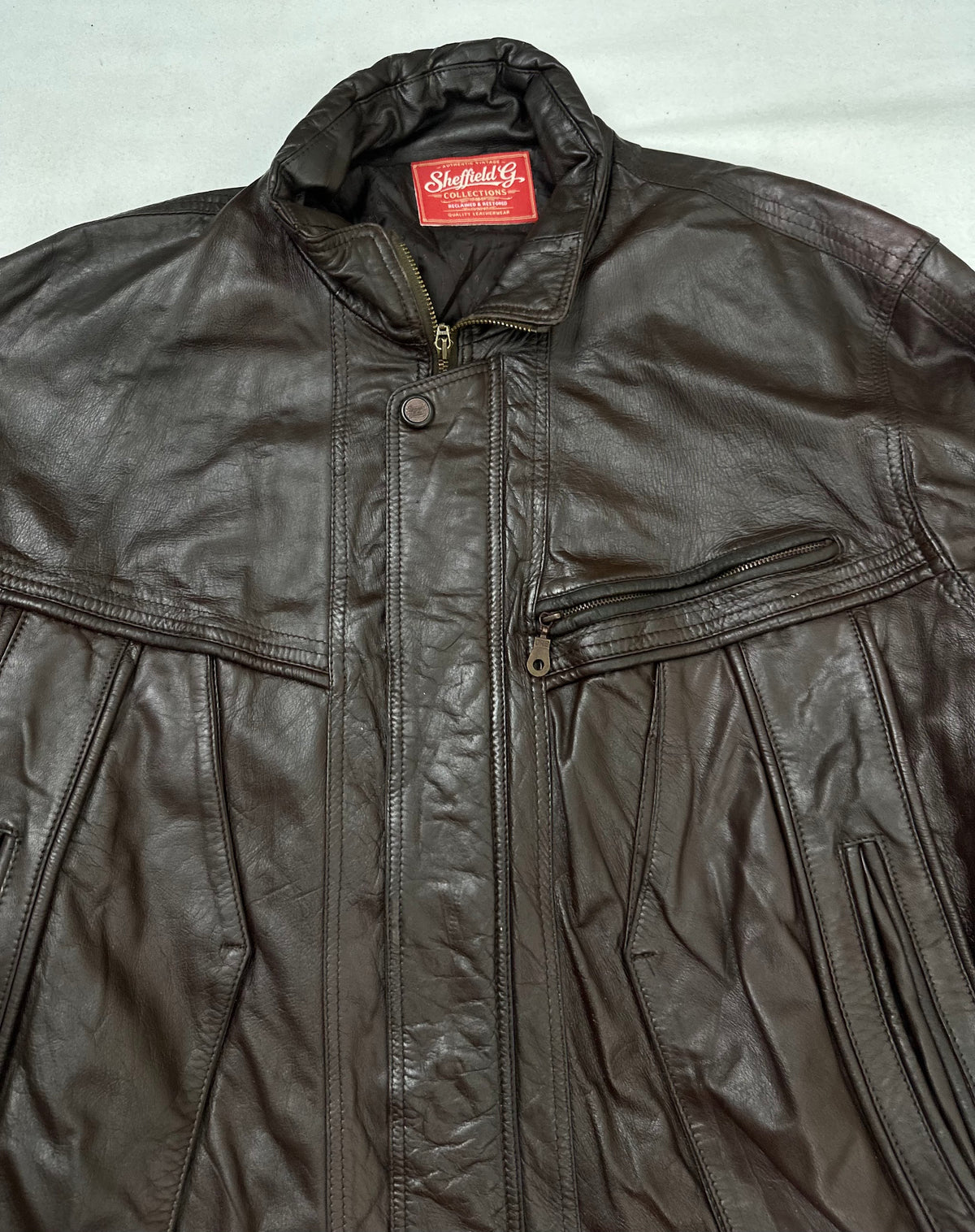 Collar and zip of the size XL brown leather flight jacket, up close