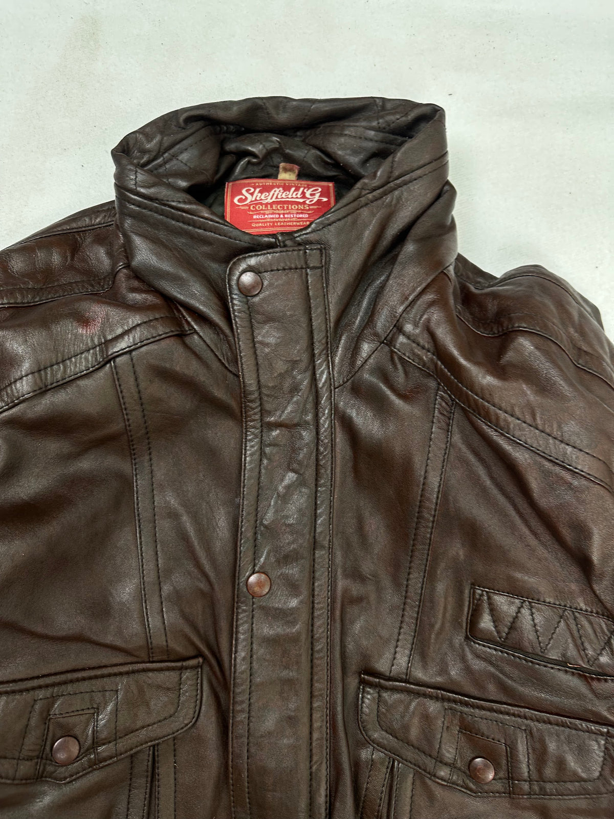 Collar and zip of the size L burgundy leather flight jacket, up close