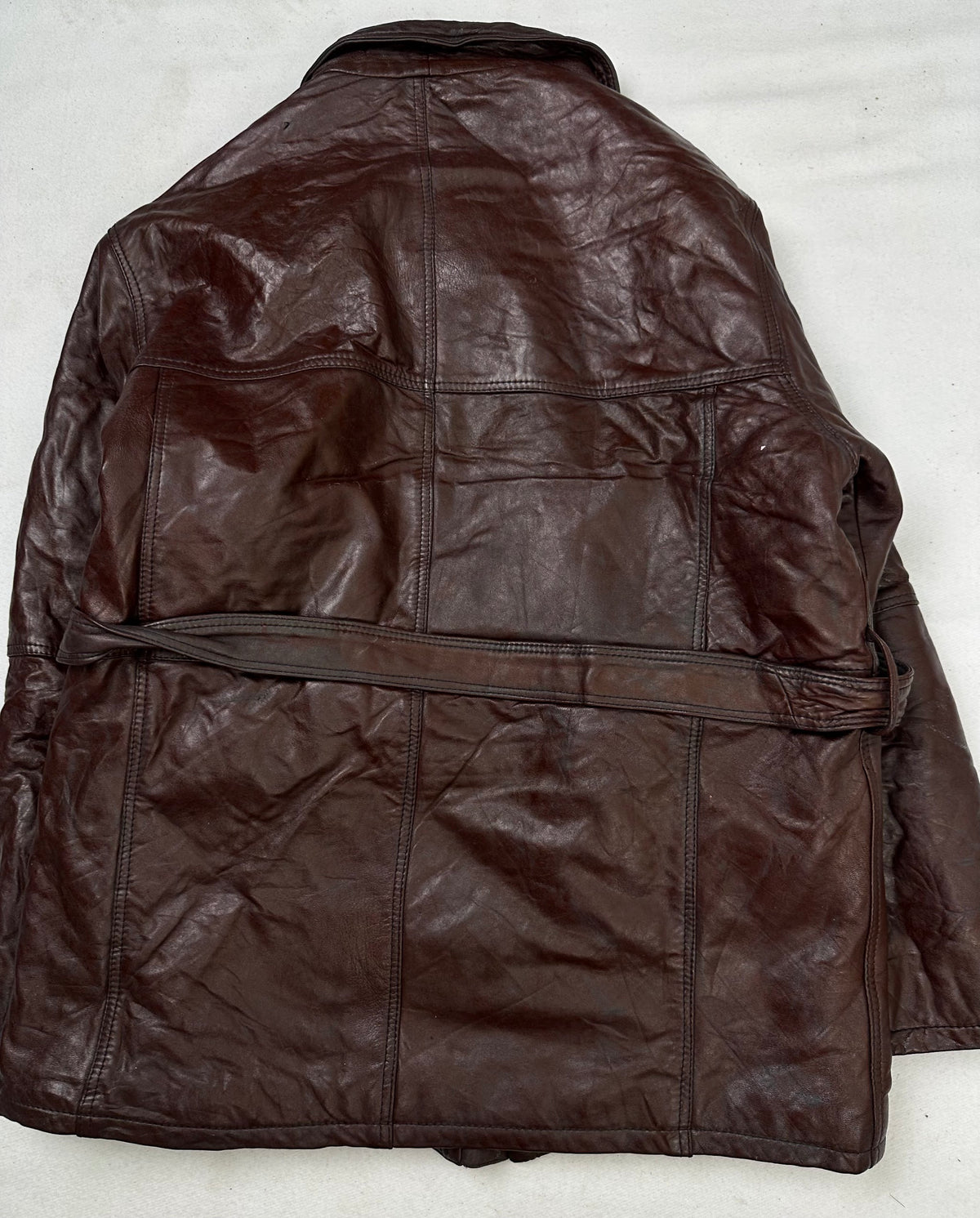 Back of the size M burgundy leather vintage jacket, laid flat