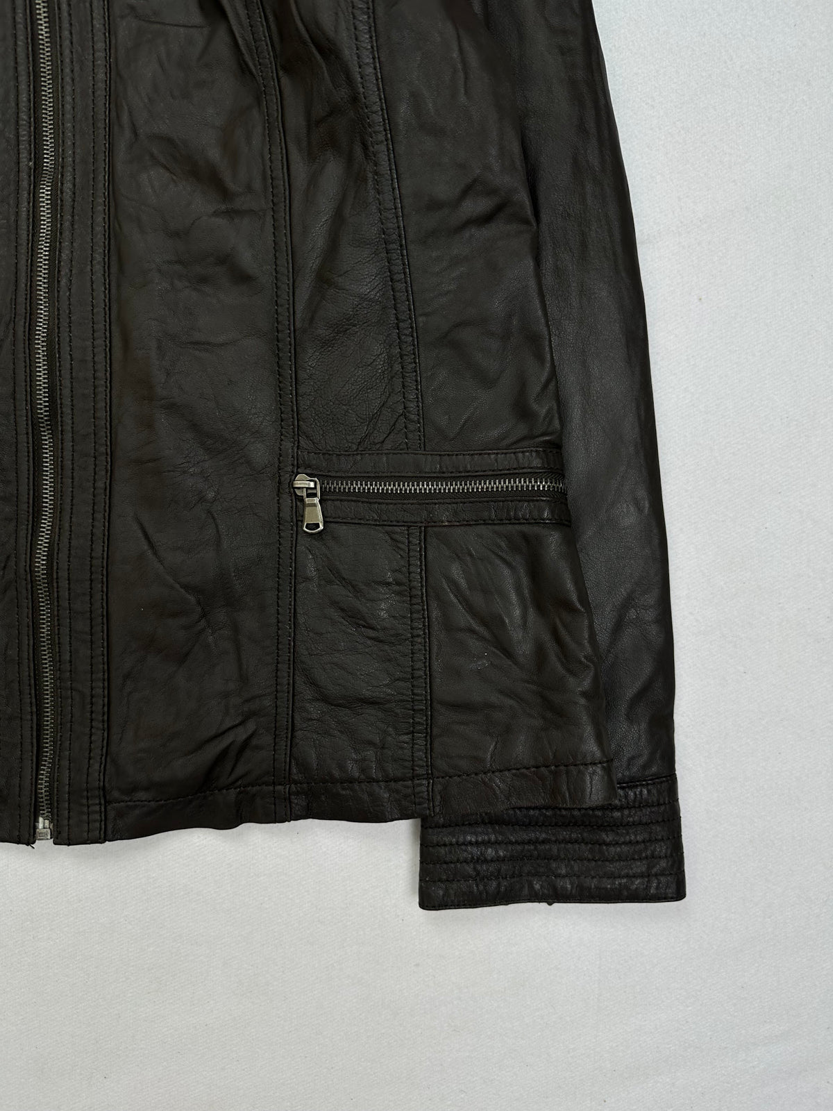 Side pocket and hem of the size S brown leather cafe racer jacket, up close