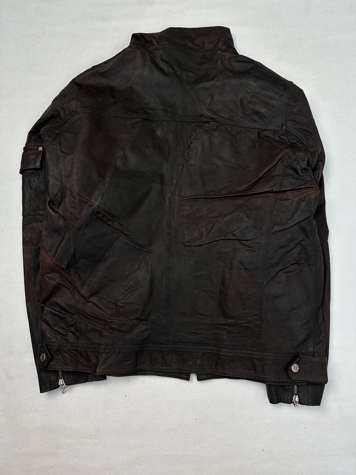 Back of the size L brown leather cafe racer jacket, laid flat