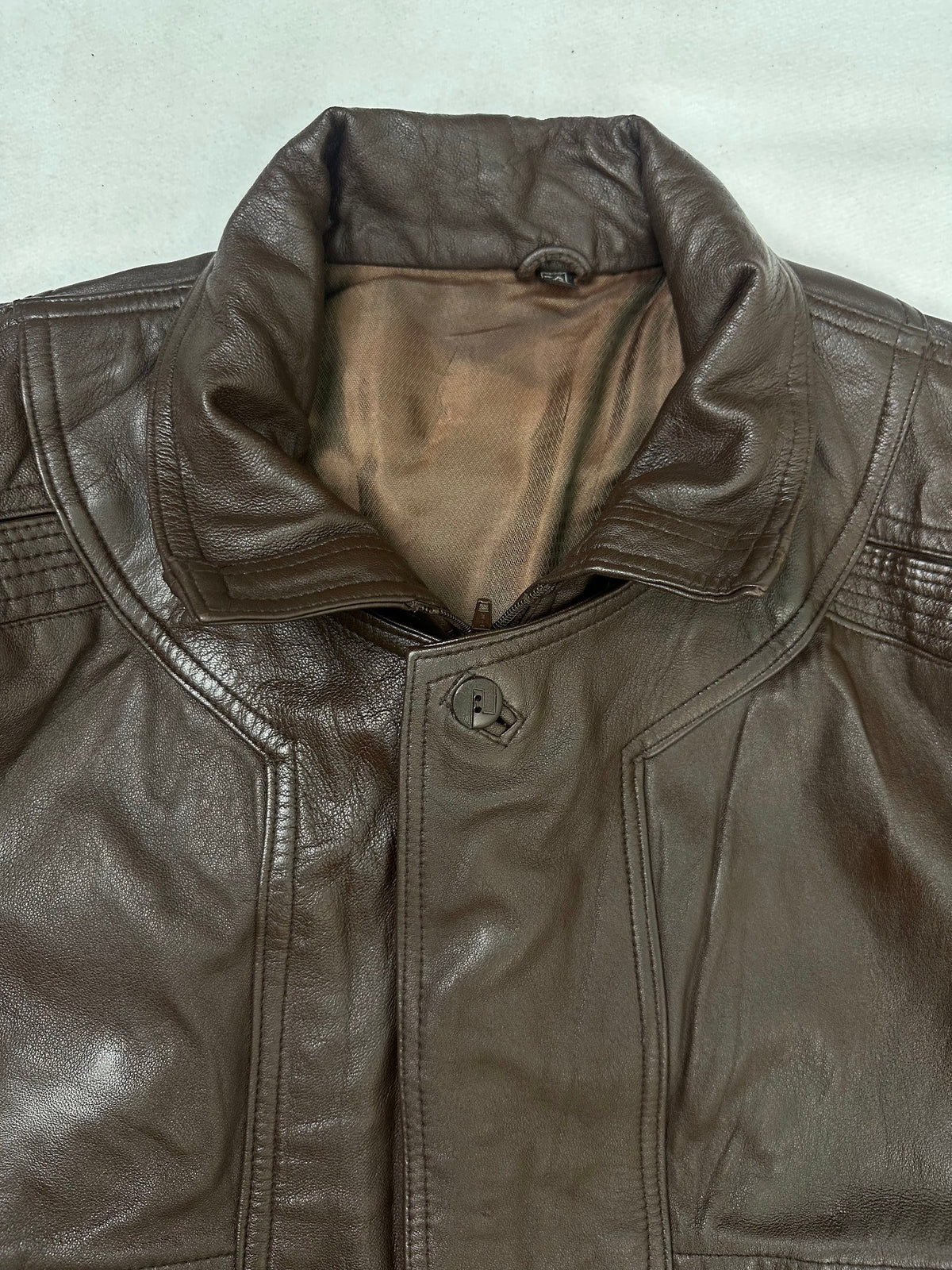 Collar and zip of the size L brown leather flight jacket, up close