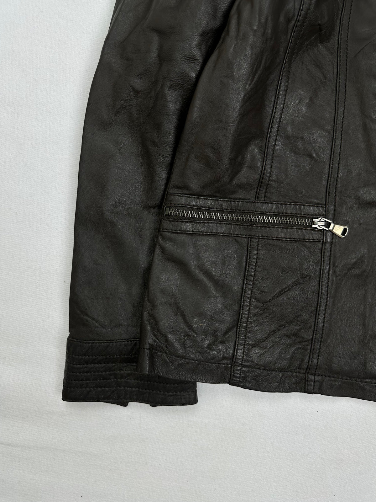 Close detail of the pockets and cuff on the size S brown leather cafe racer jacket