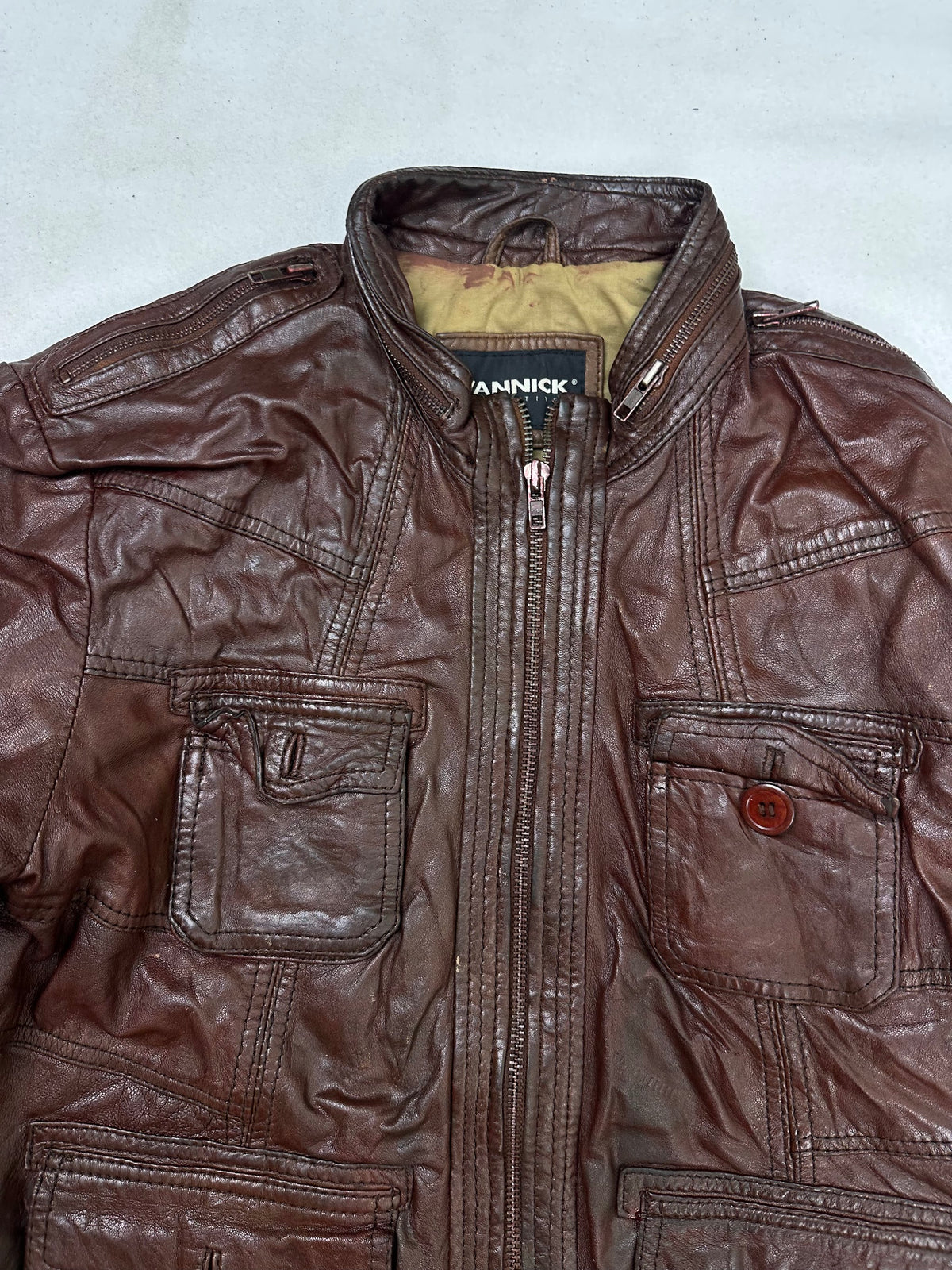 Collar and zip of the size L burgundy leather field jacket, up close