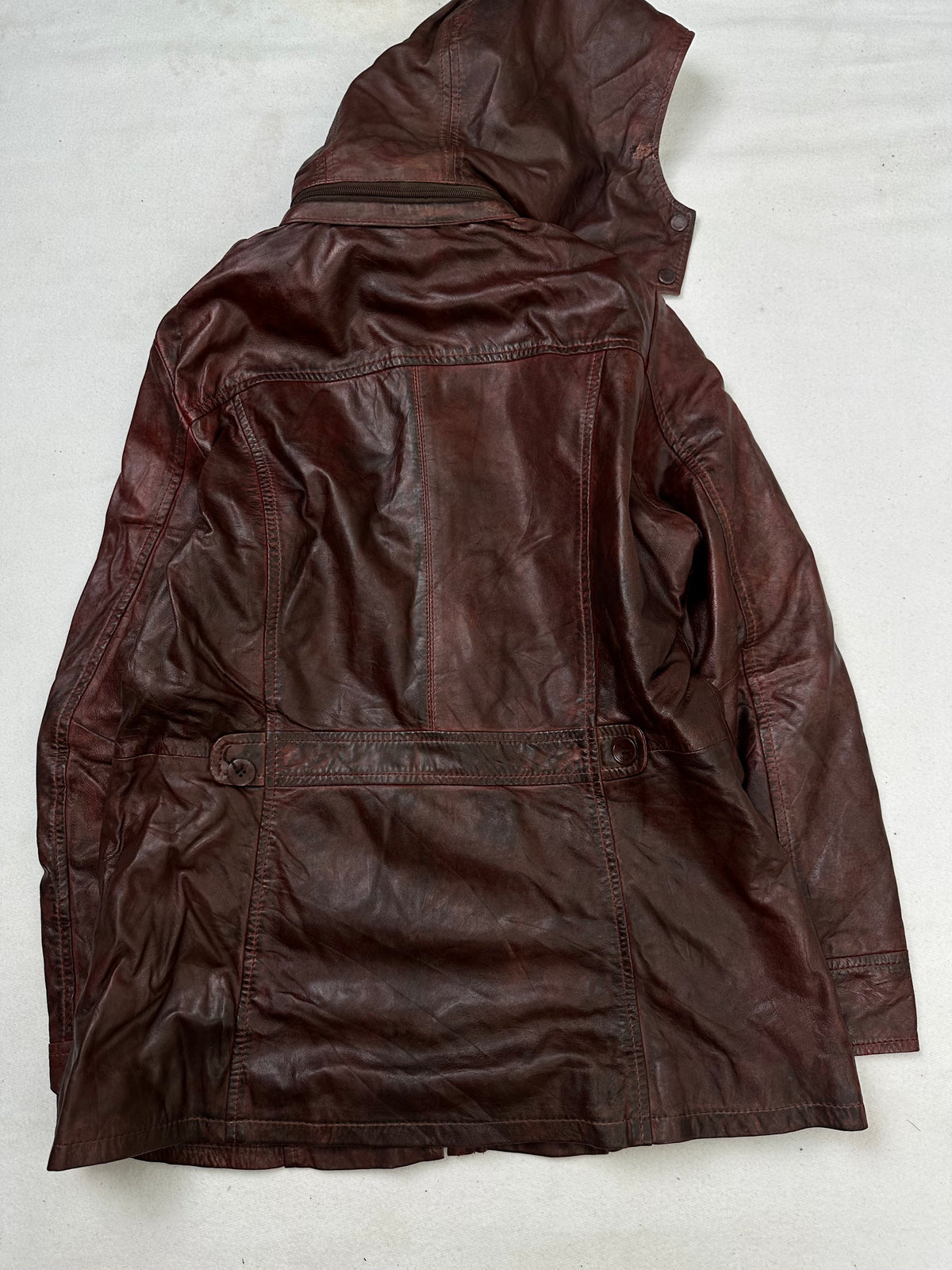 Back of the size L burgundy leather hooded jacket, laid flat