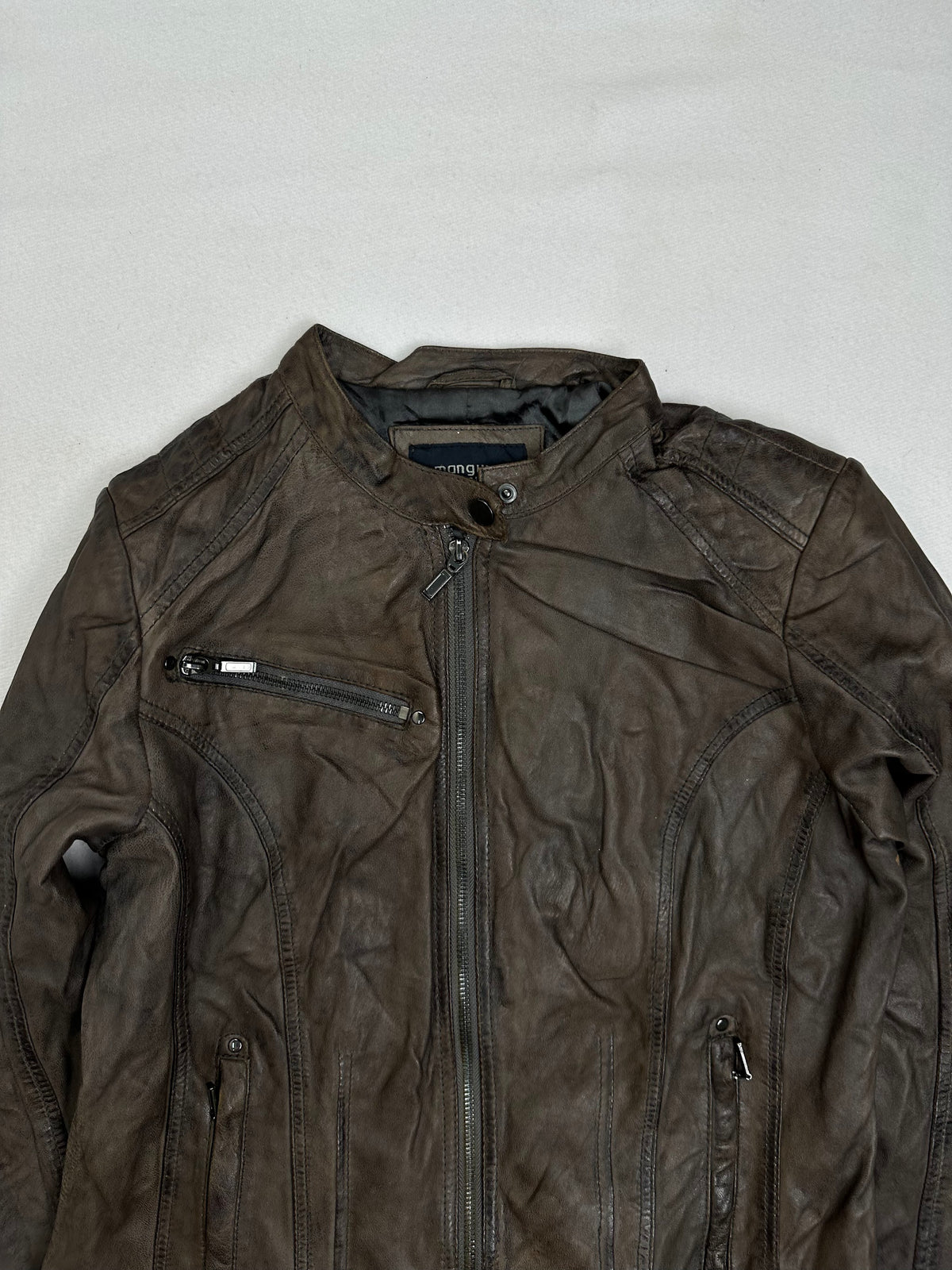 Collar and zip of the size S brown leather cafe racer jacket, up close