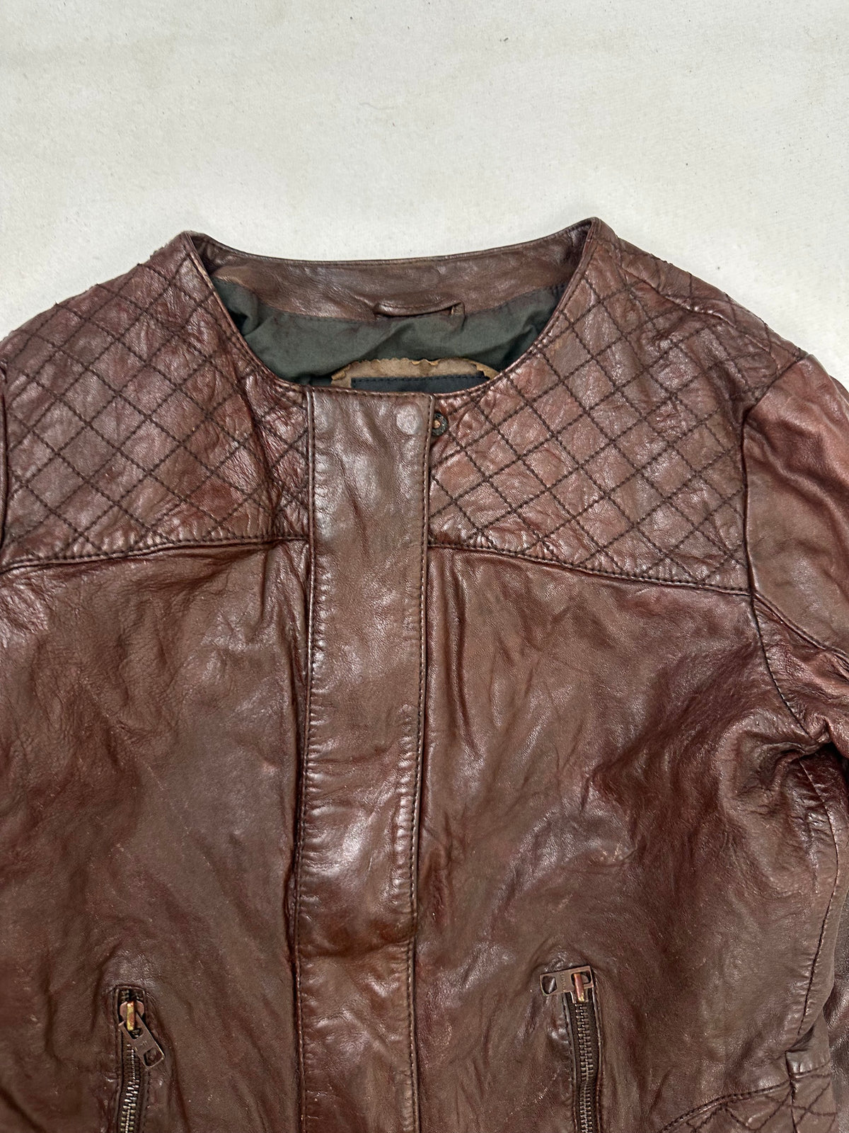 Collar and zip of the size S burgundy leather vintage jacket, up close