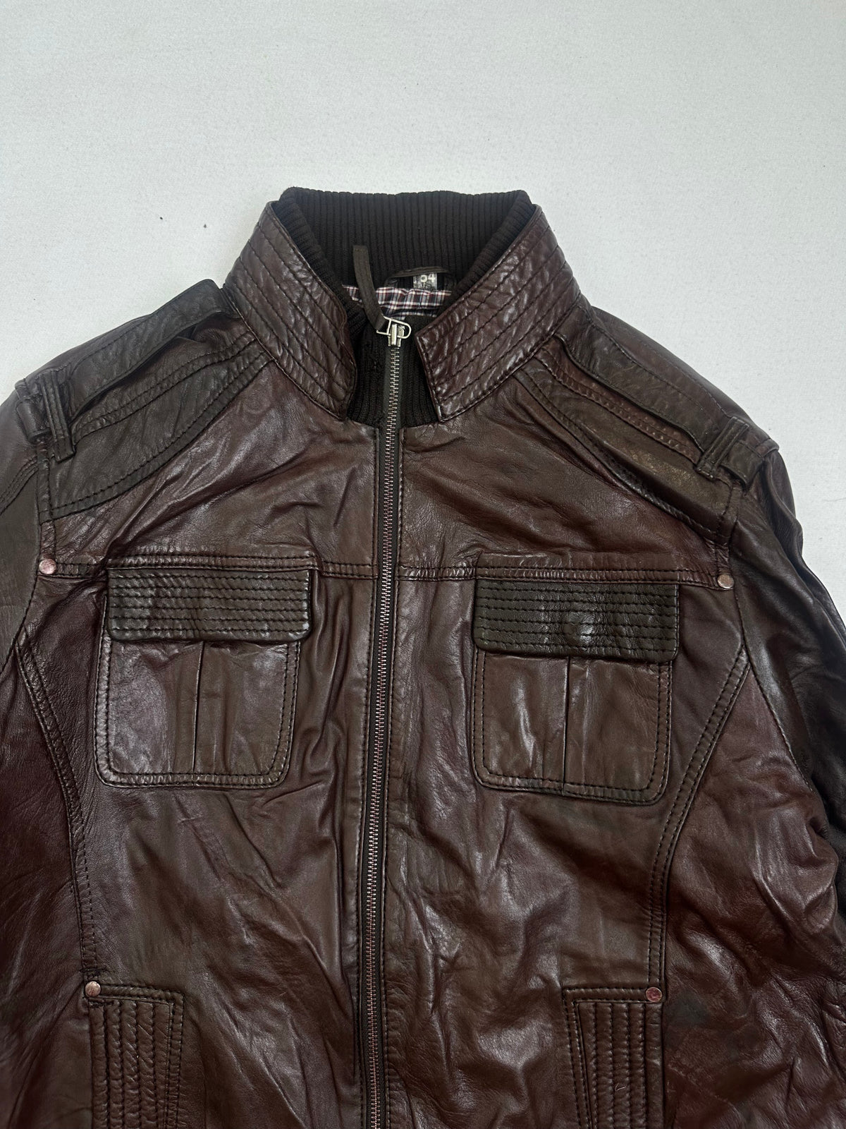 Collar and zip of the size L burgundy leather bomber jacket, up close