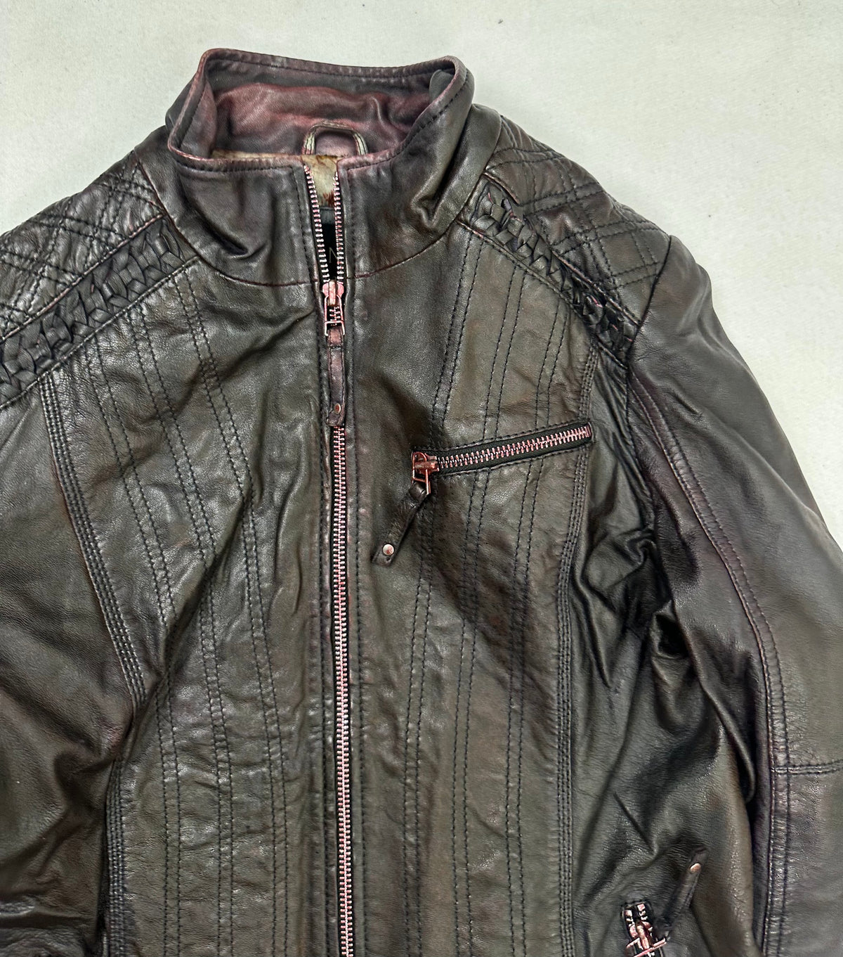 Collar and zip of the size S burgundy leather cafe racer jacket, up close