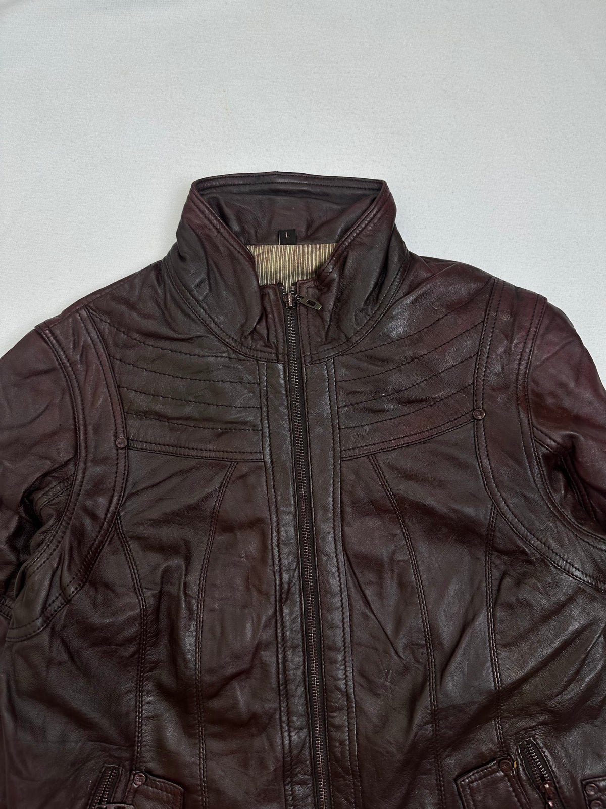 Collar and zip of the size M burgundy leather cafe racer jacket, up close