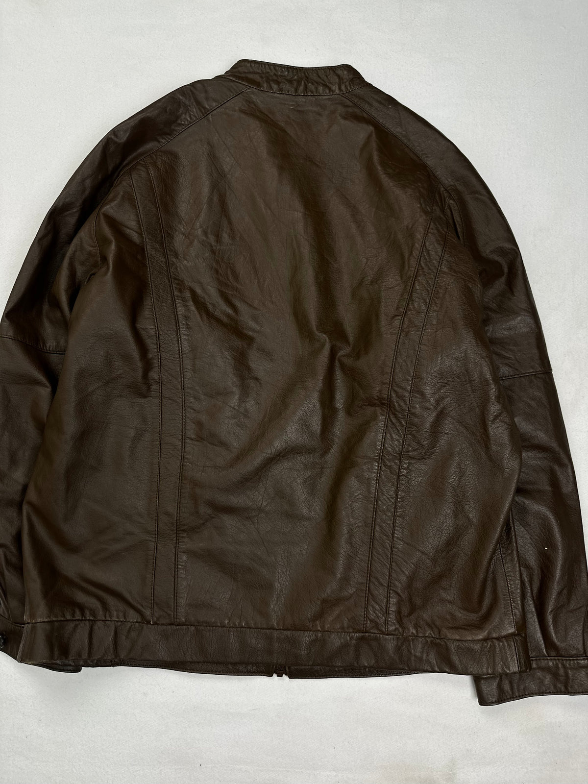 Mandarin stand collar fastening on its small throat tab
