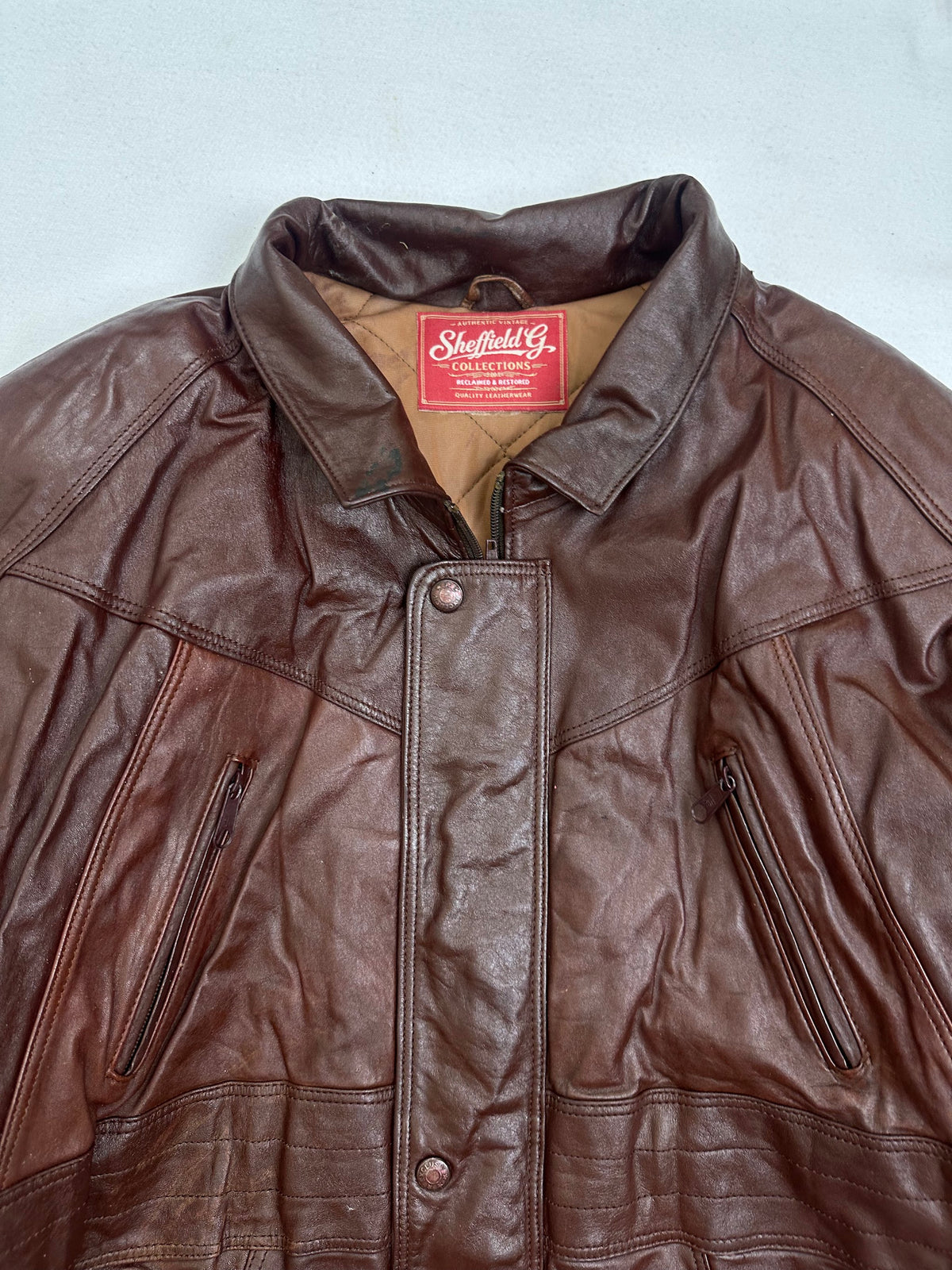 Collar and zip of the size L burgundy leather vintage jacket, up close